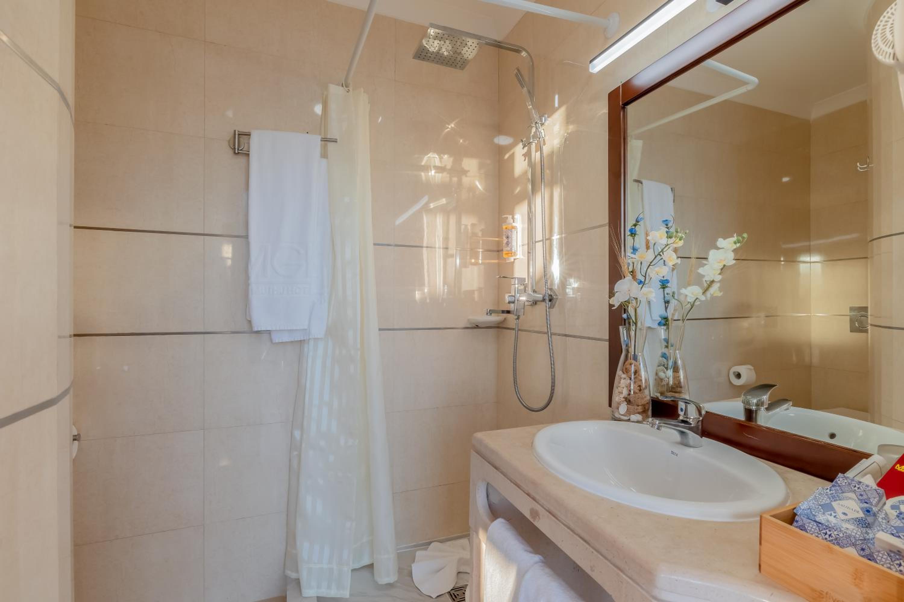 Deluxe Two Bedroom  Suite (2 Adults + 2 Children) thumbnail 5