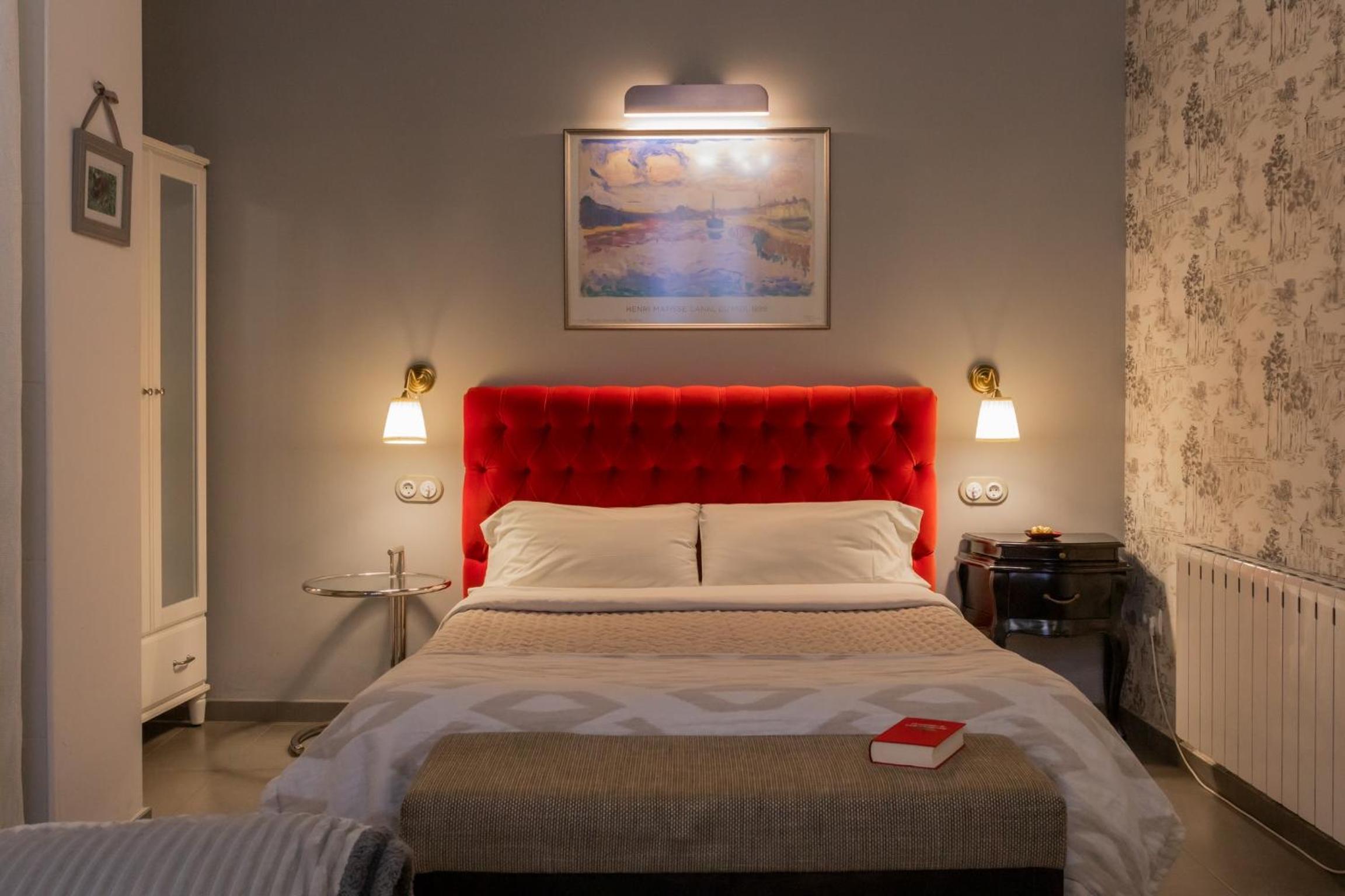 Studio Apartment - Photo 1