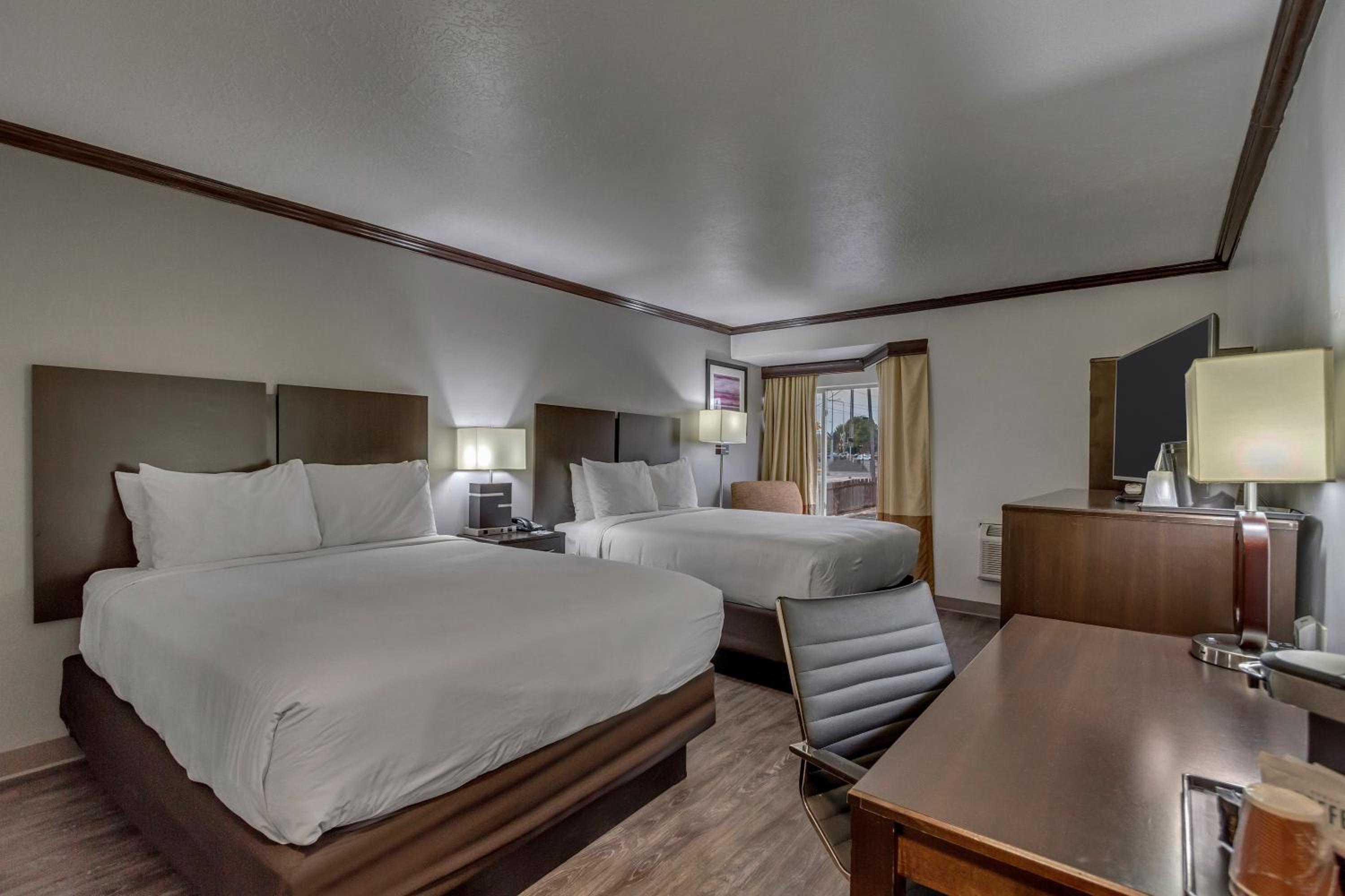 Queen Room with Two Queen Beds - Non-Smoking - Photo 10