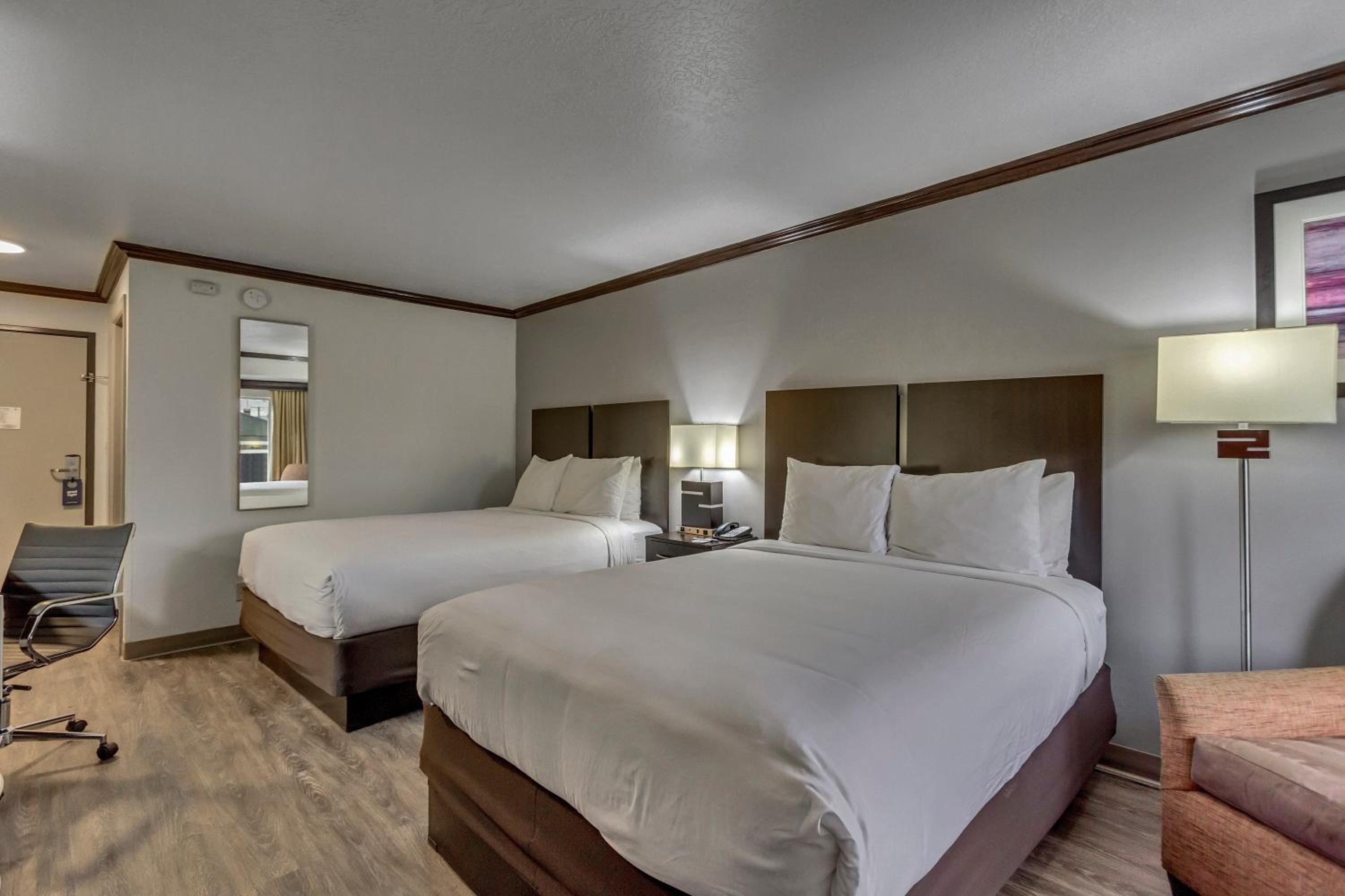 Queen Room with Two Queen Beds - Non-Smoking - Photo 11