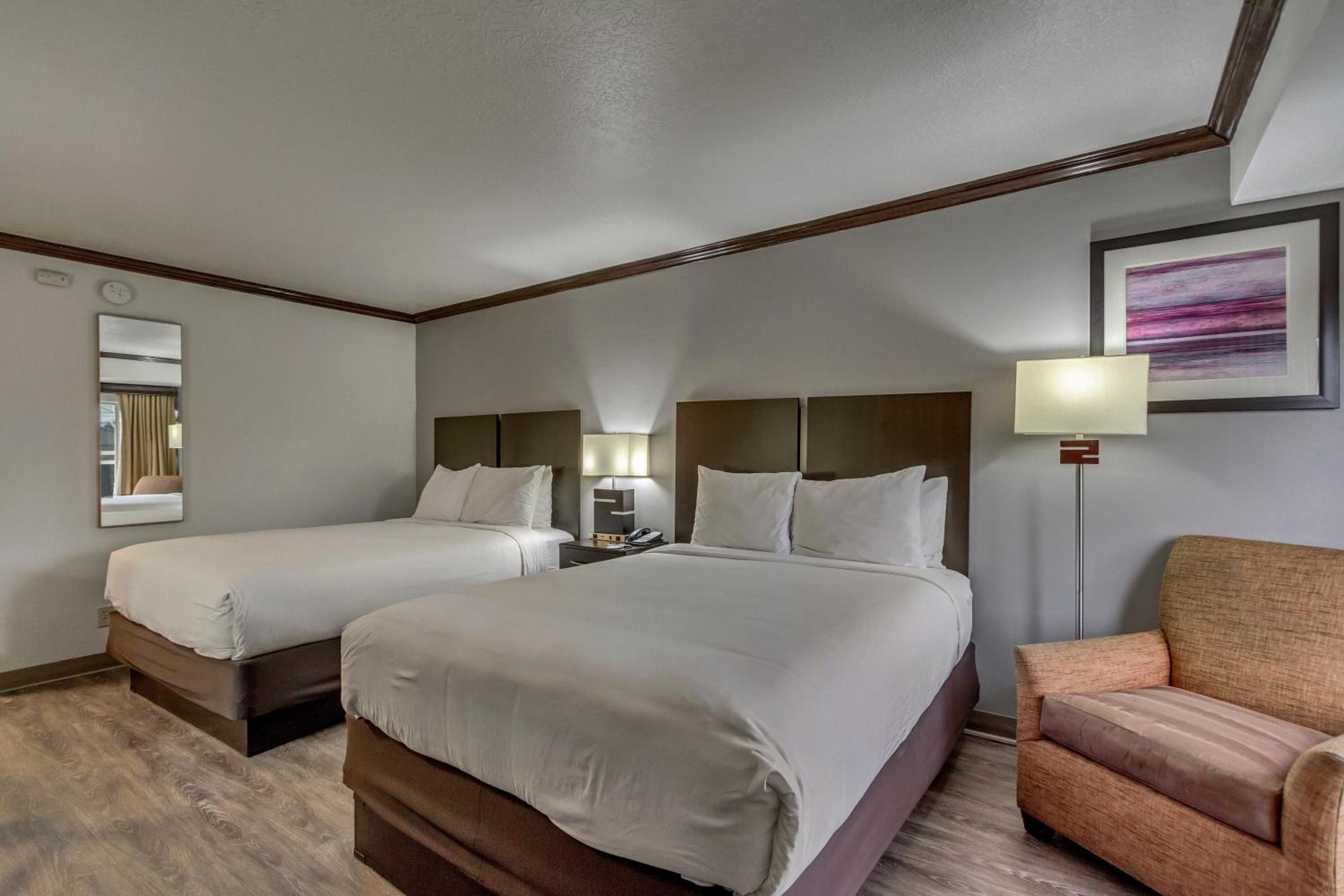 Queen Room with Two Queen Beds - Non-Smoking - Photo 3