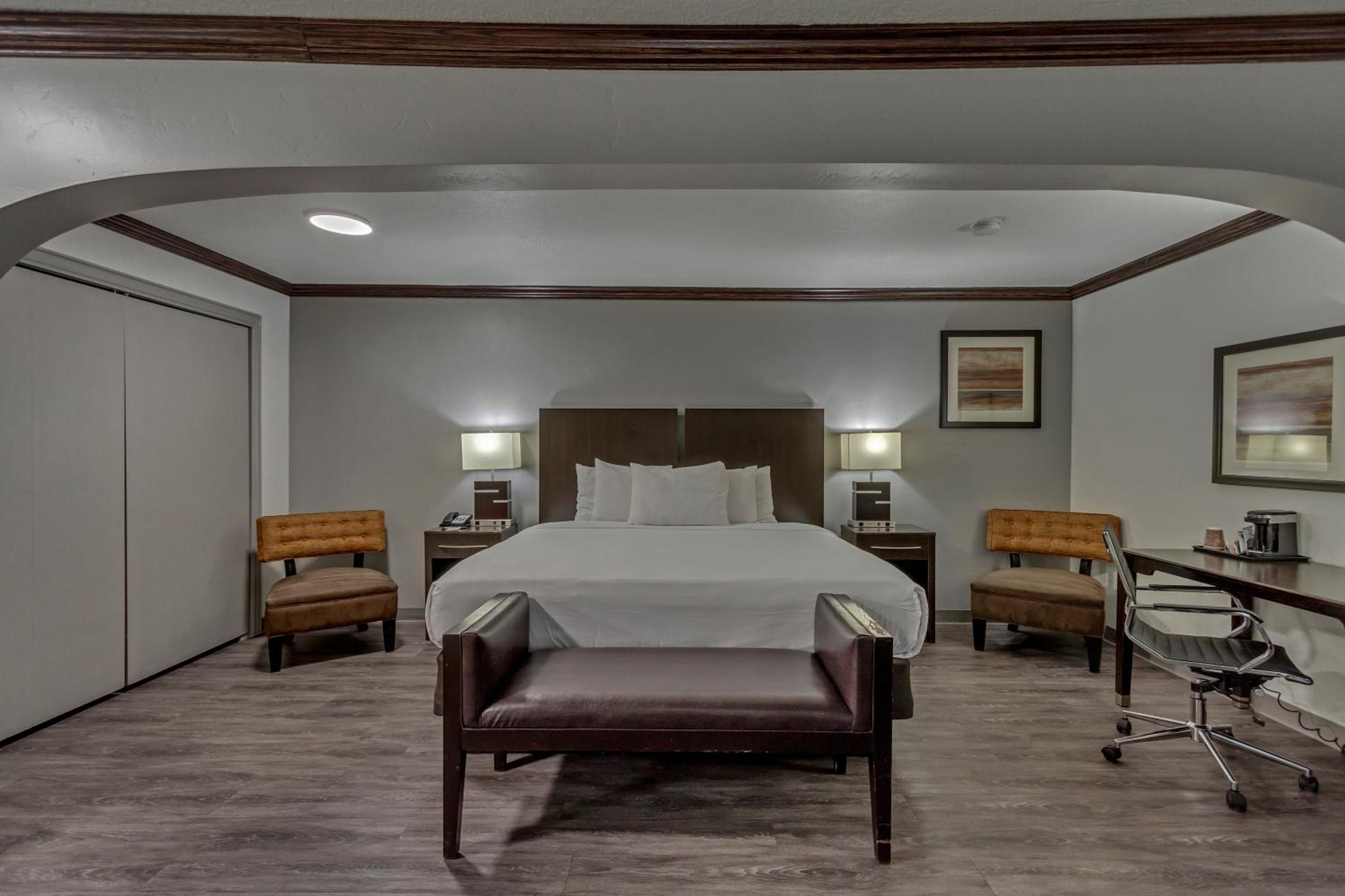 Executive King Room - Non-Smoking - Photo 8