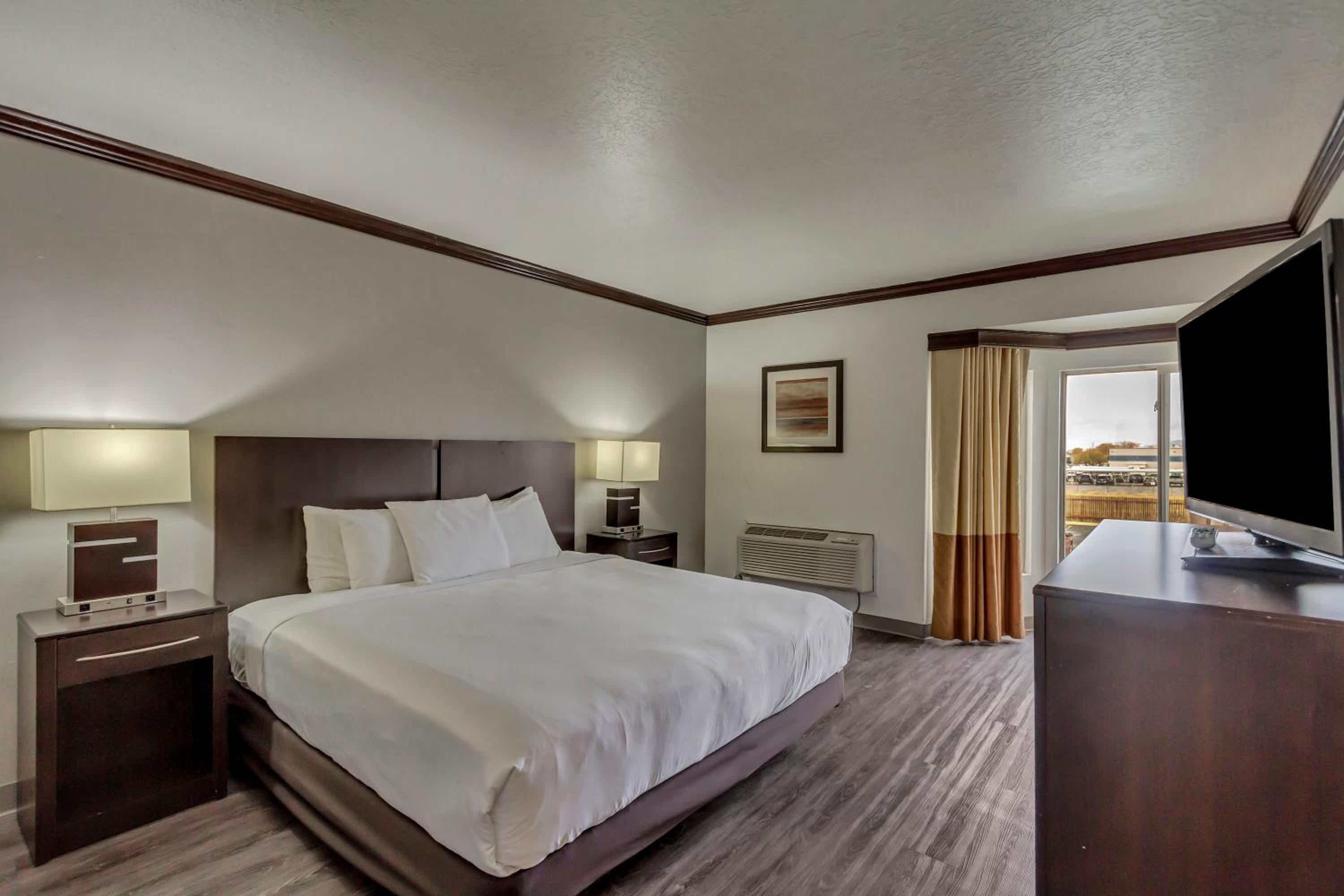 King Room - Non-Smoking - Photo 11