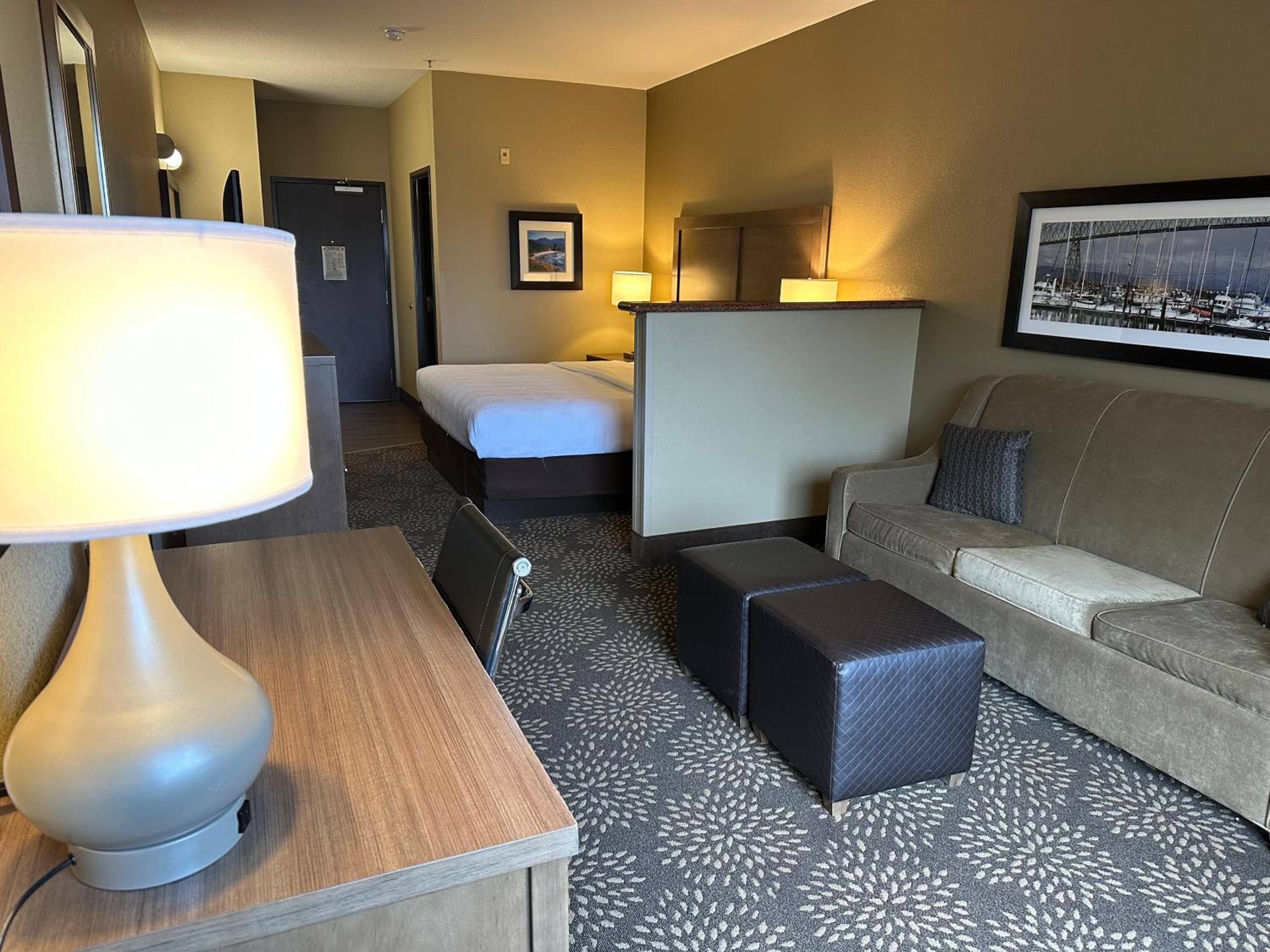 King Suite with Sofa Bed - Non-Smoking - Photo 5