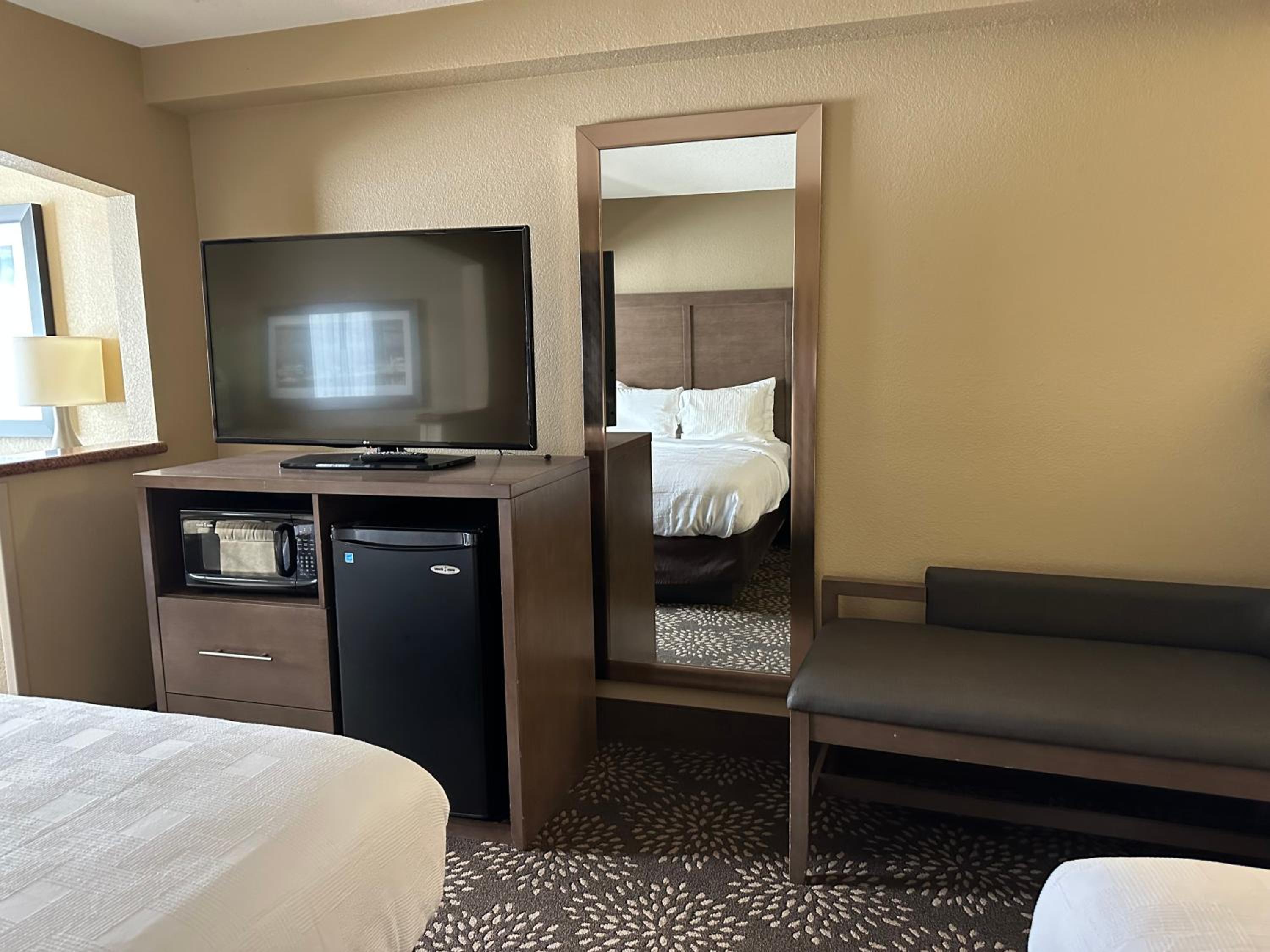 Queen Suite with Two Queen Beds and Sofa Bed - Non-Smoking - Photo 2