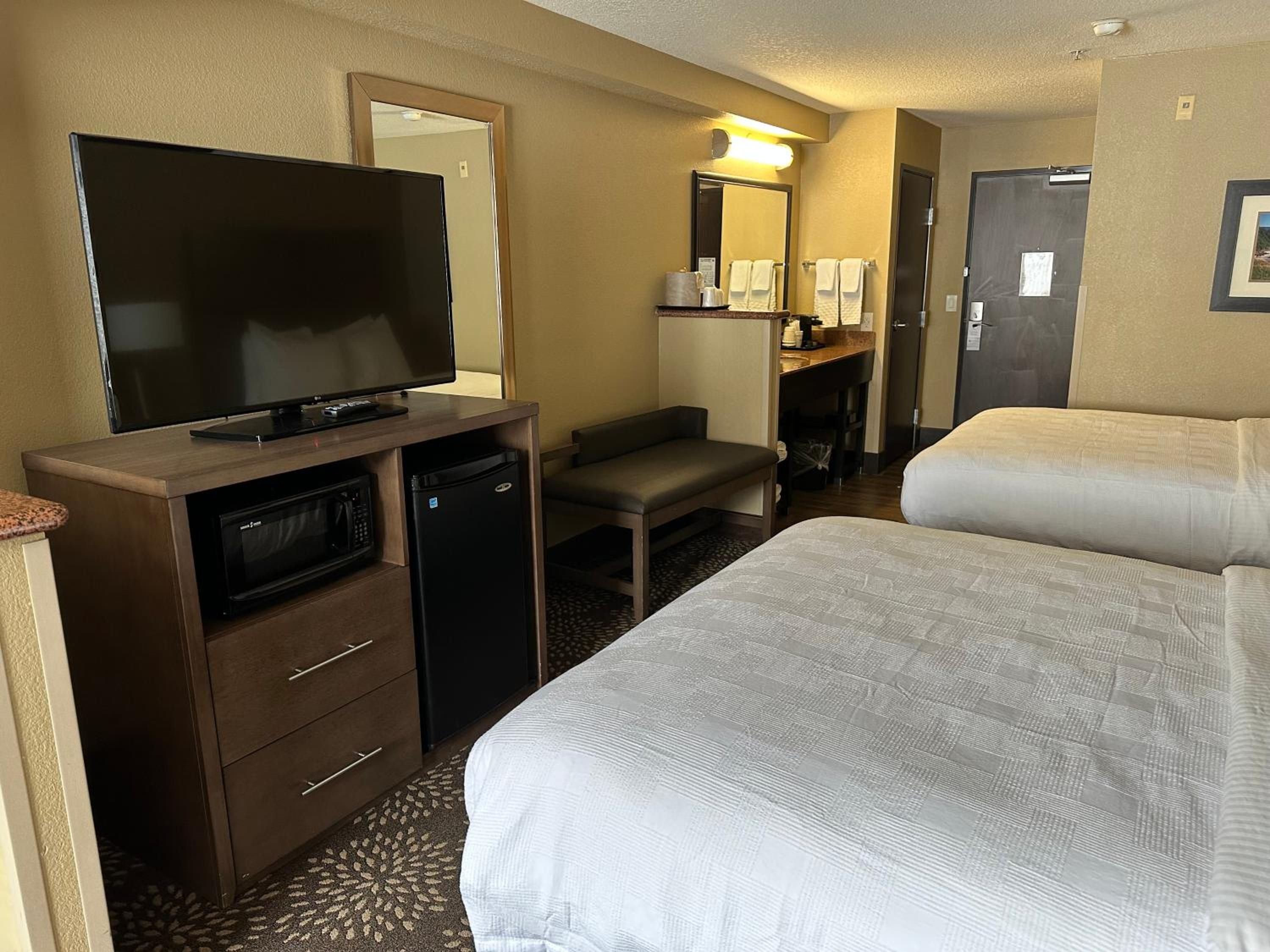 Queen Suite with Two Queen Beds and Sofa Bed - Non-Smoking - Photo 3