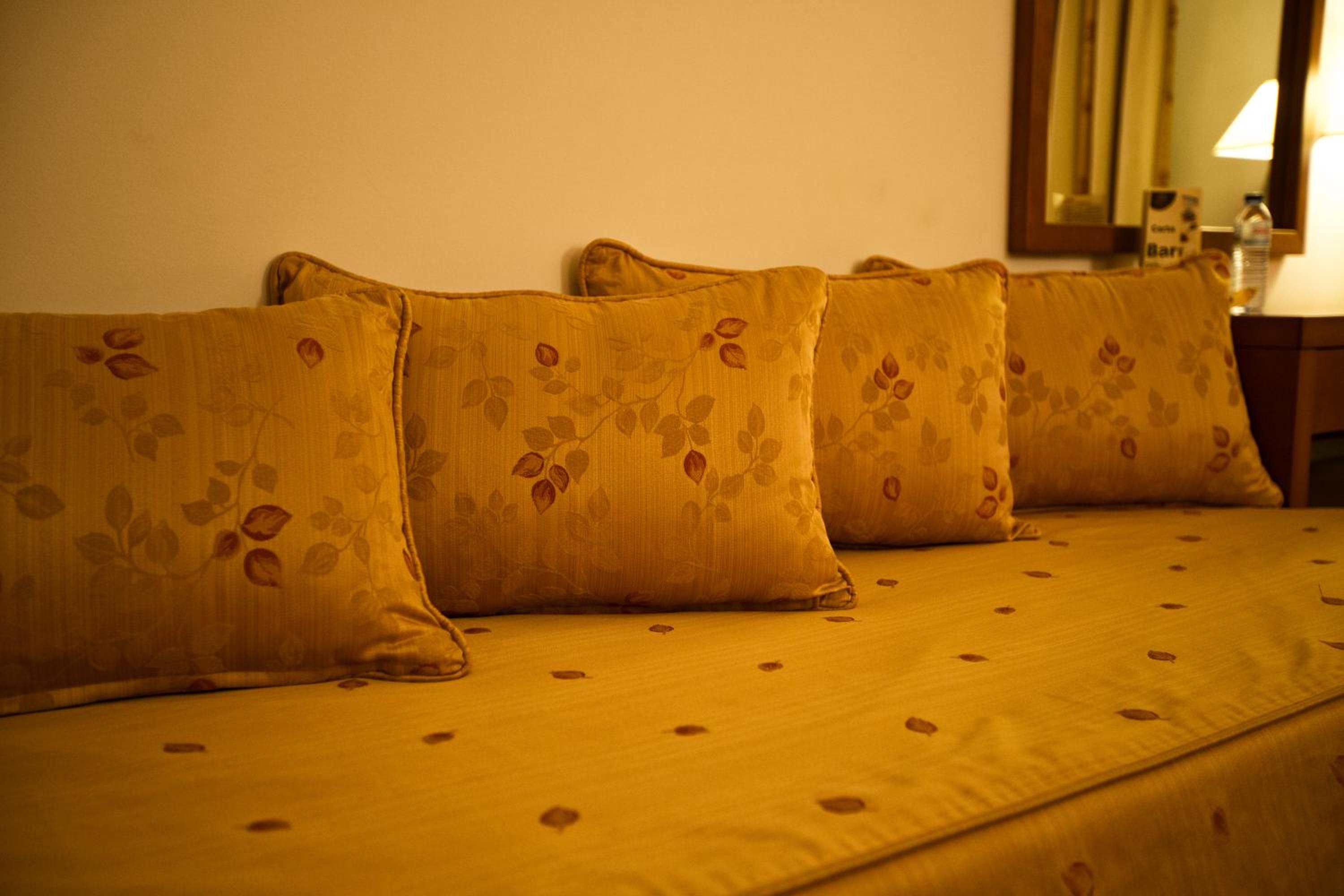 Double or Twin Room with Extra Bed - Photo 2