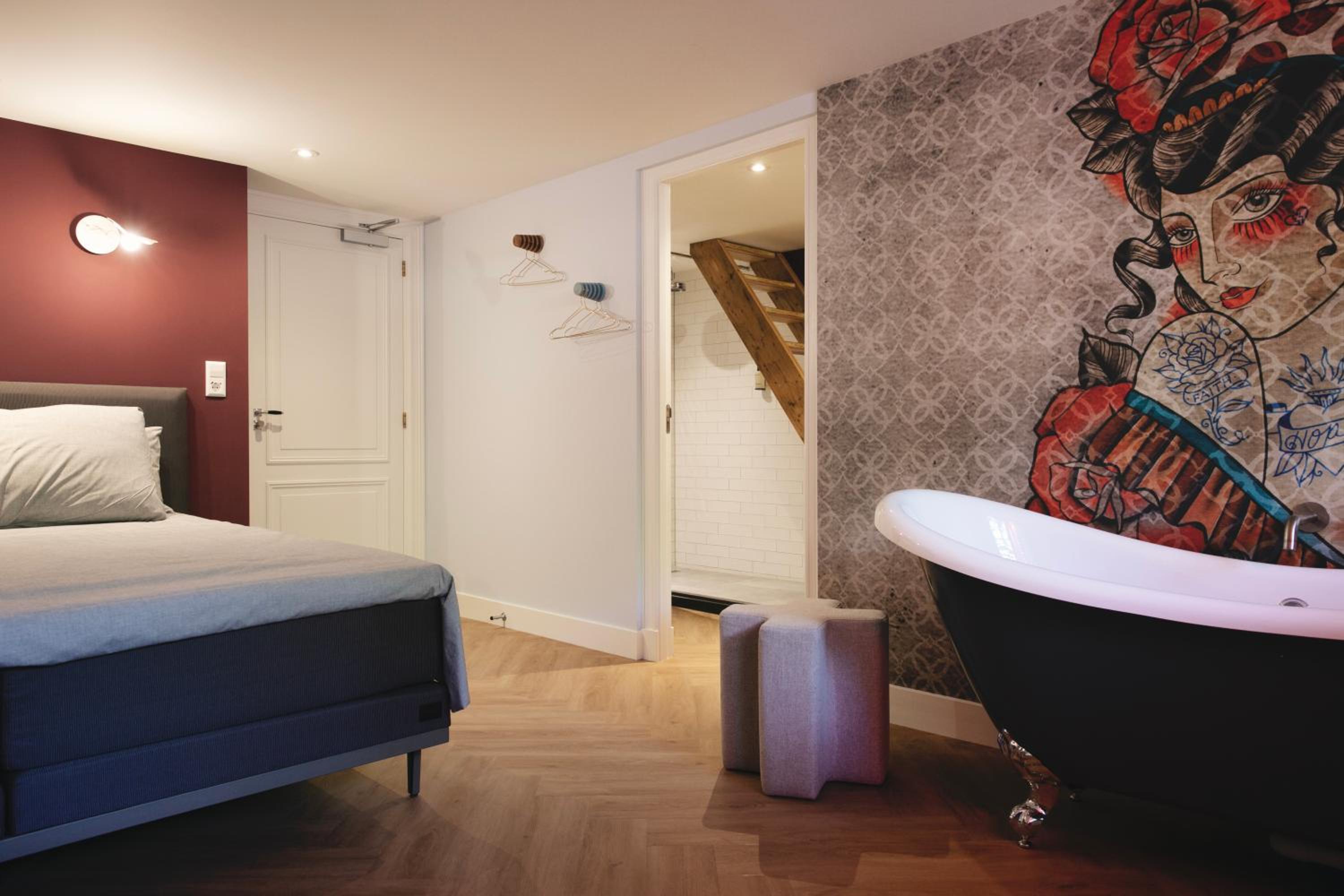 Deluxe Double Room with Bath - Photo 7