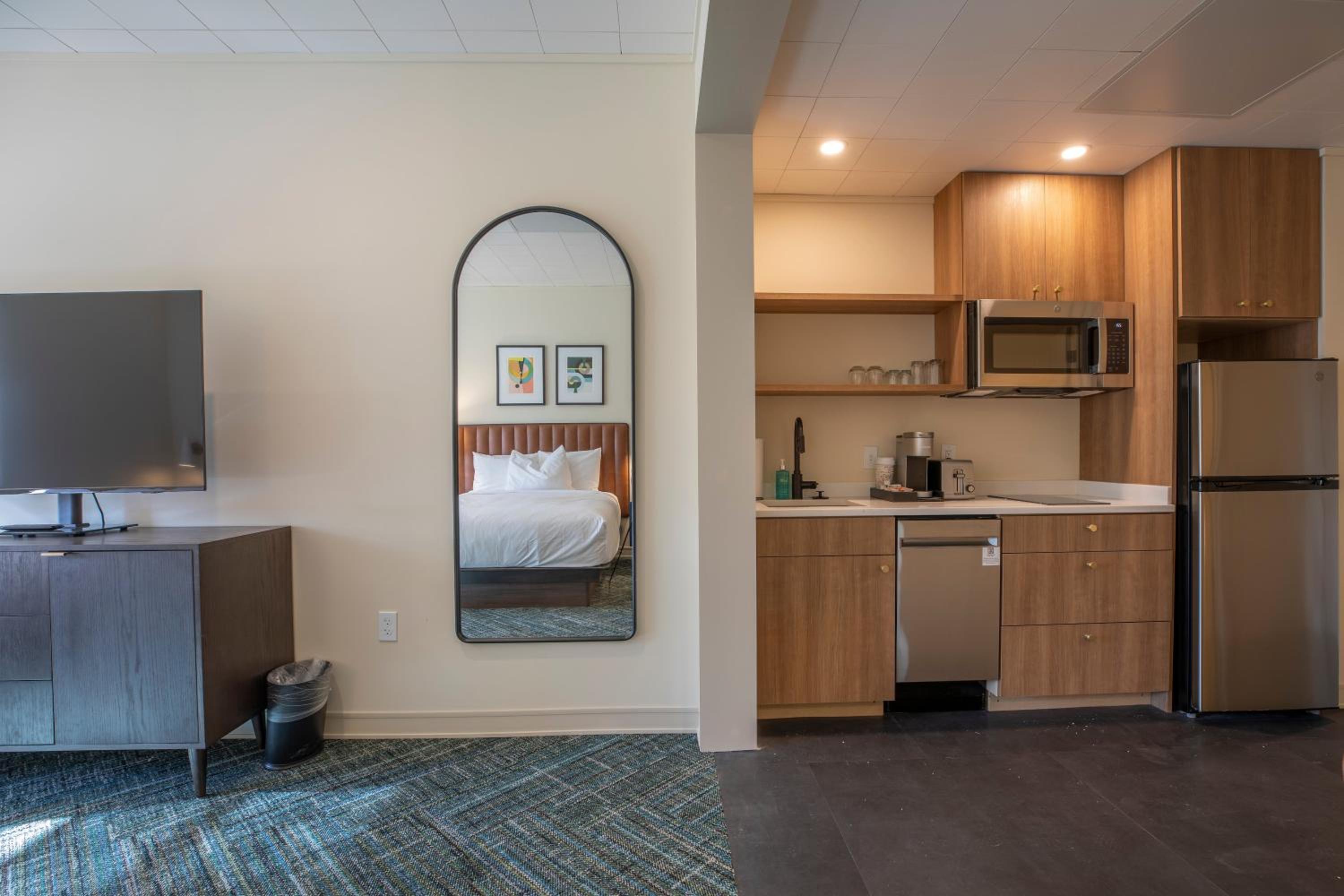 Deluxe Queen Room