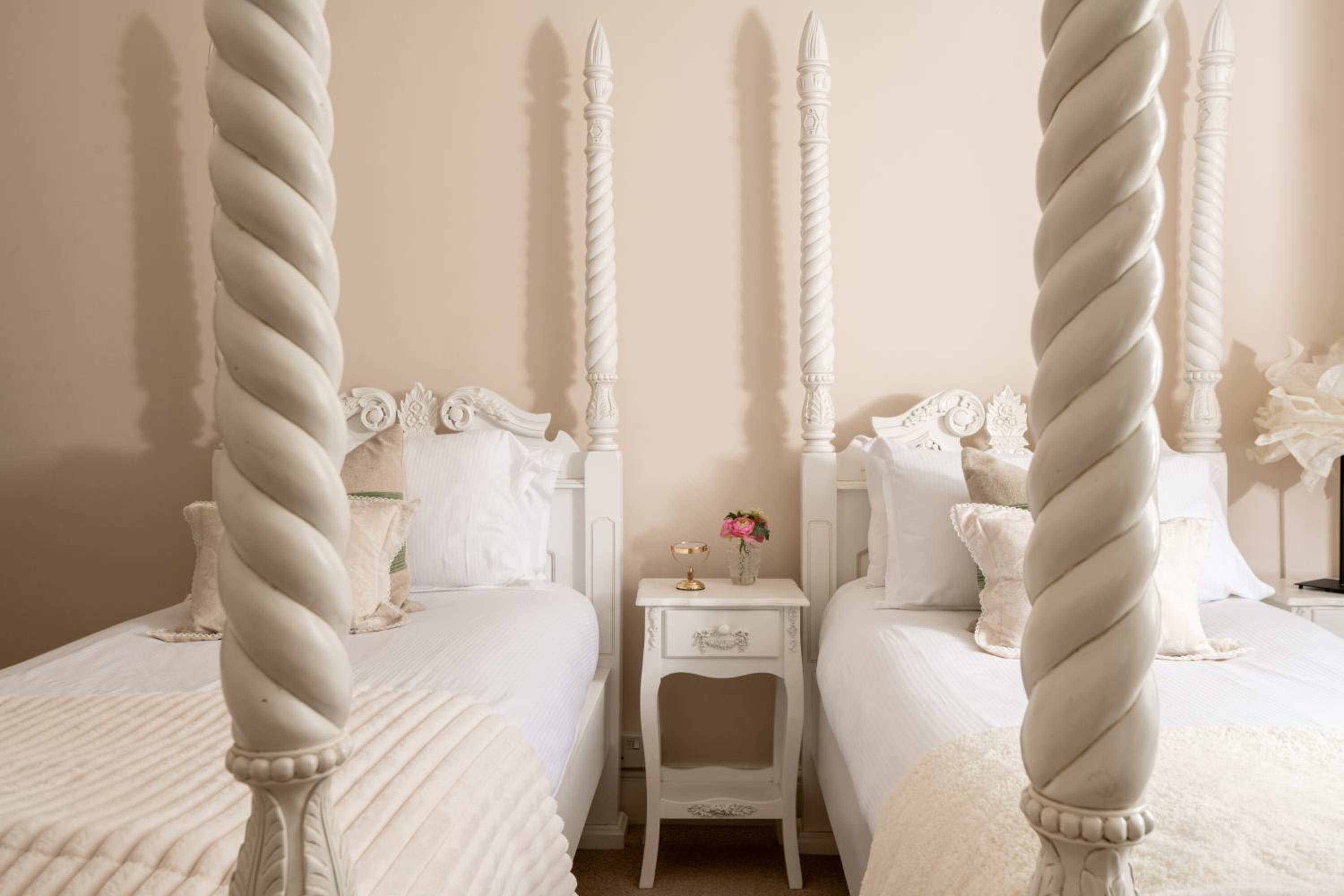 Eight-Bedroom House photo 1