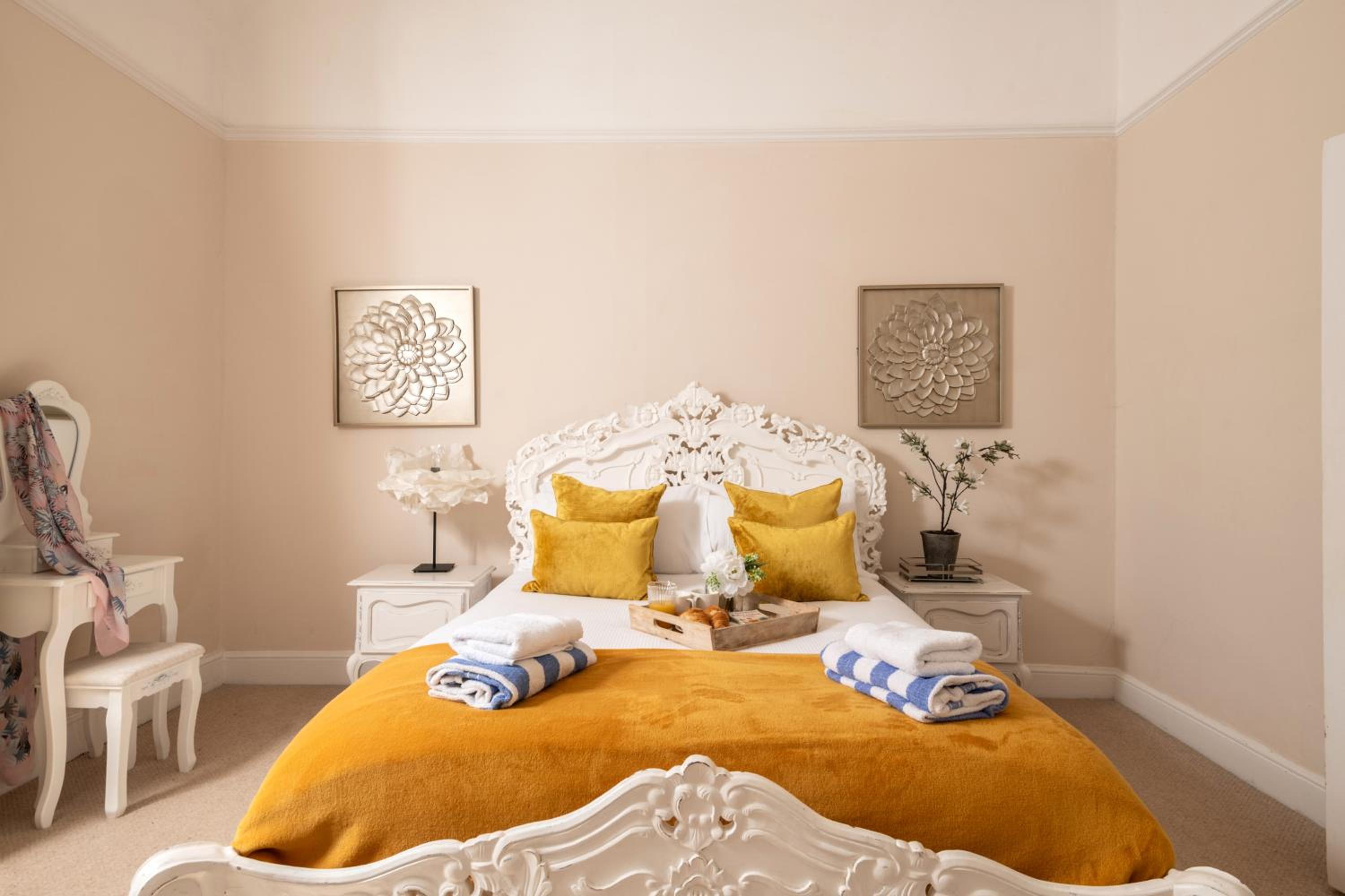 Eight-Bedroom House photo 2