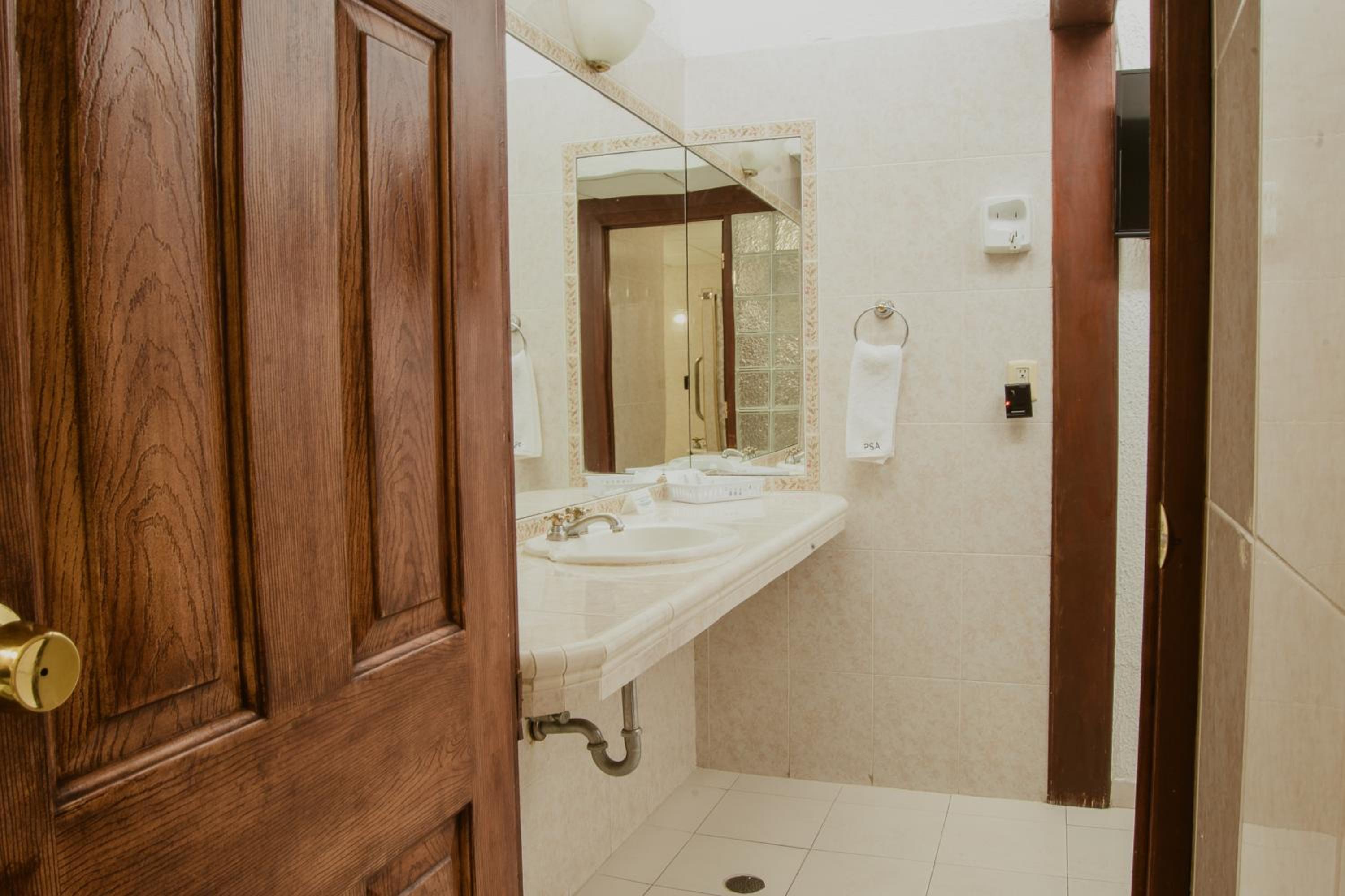 Deluxe Suite with Spa Bath photo 2