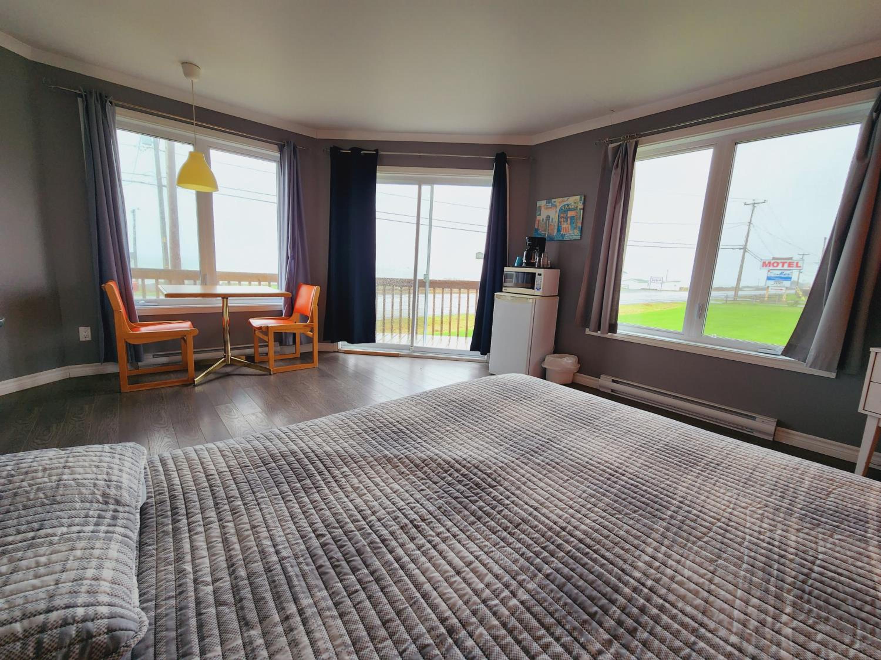 Queen Room with Sea View - Photo 12