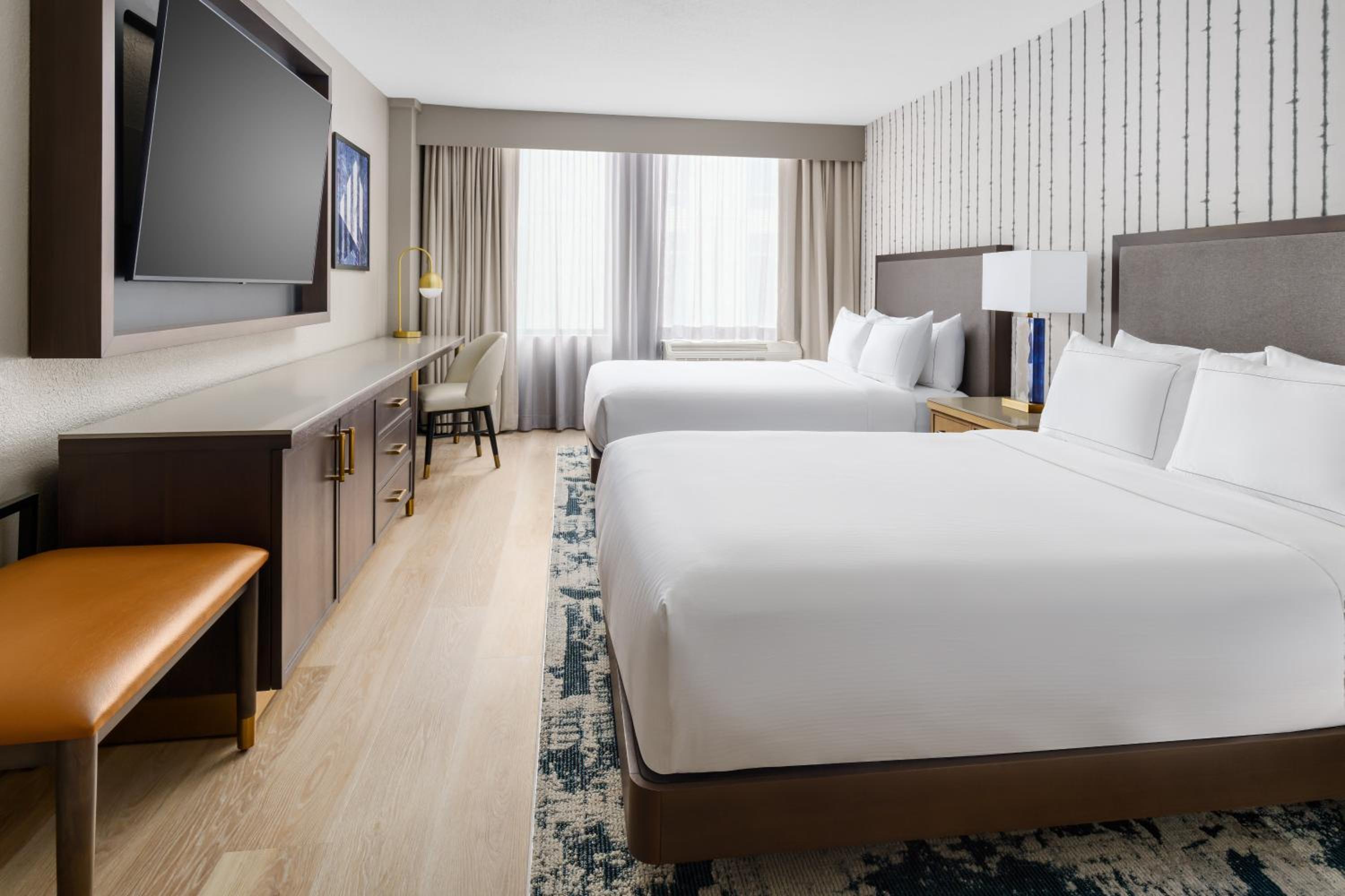 Deluxe Queen Room with Two Queen Beds - Photo 3