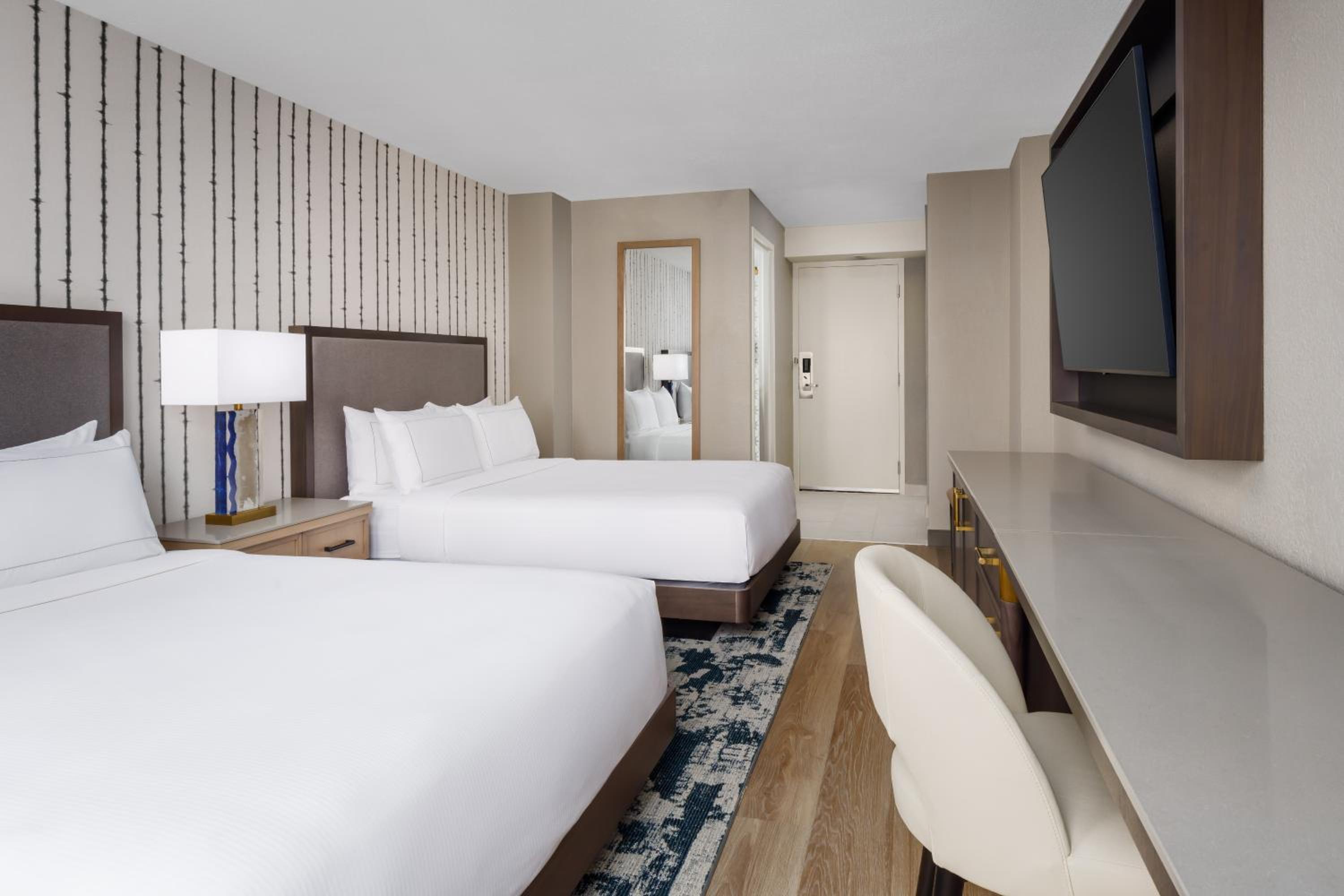 Deluxe Queen Room with Two Queen Beds - Photo 4