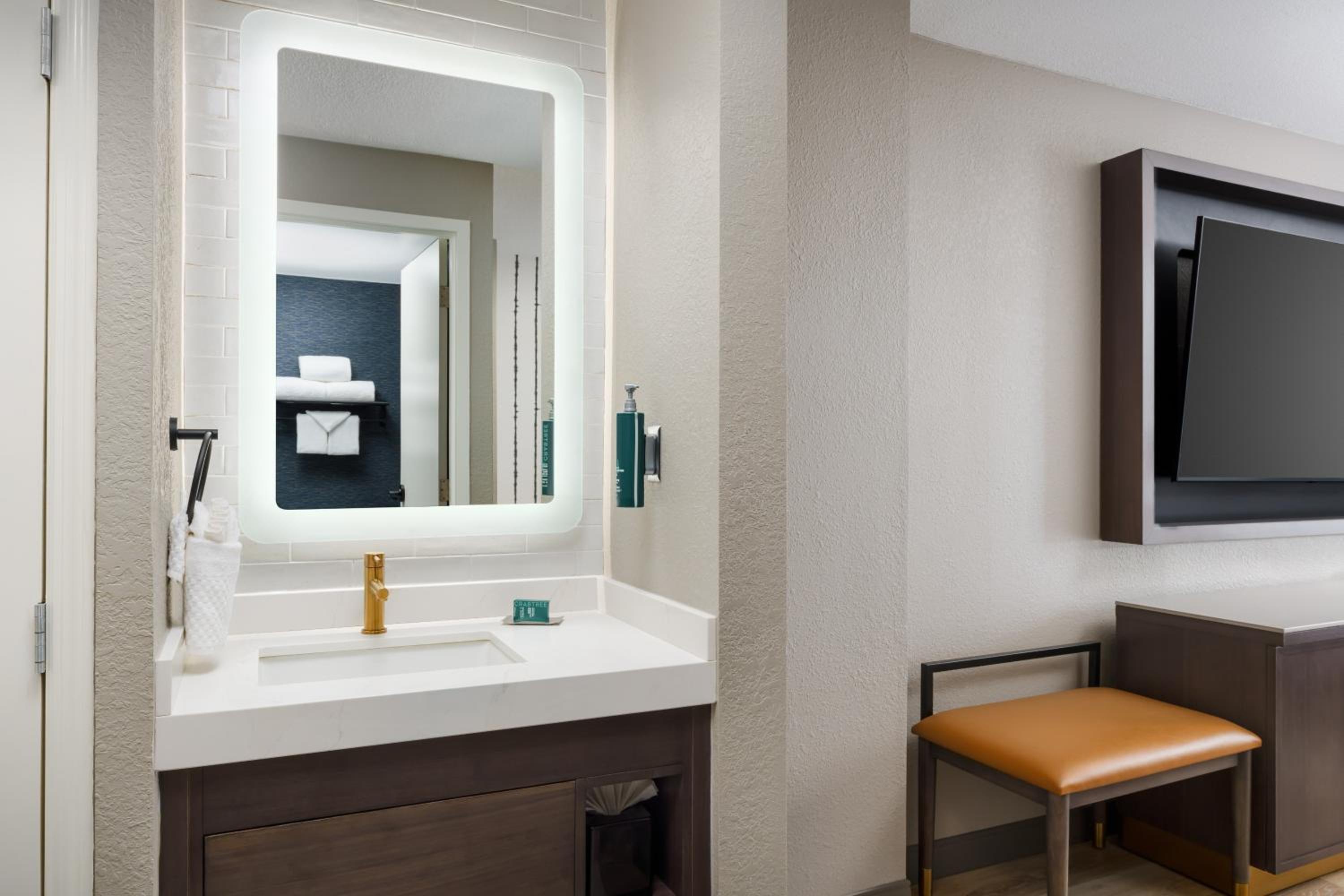 Deluxe King Room - Photo 9