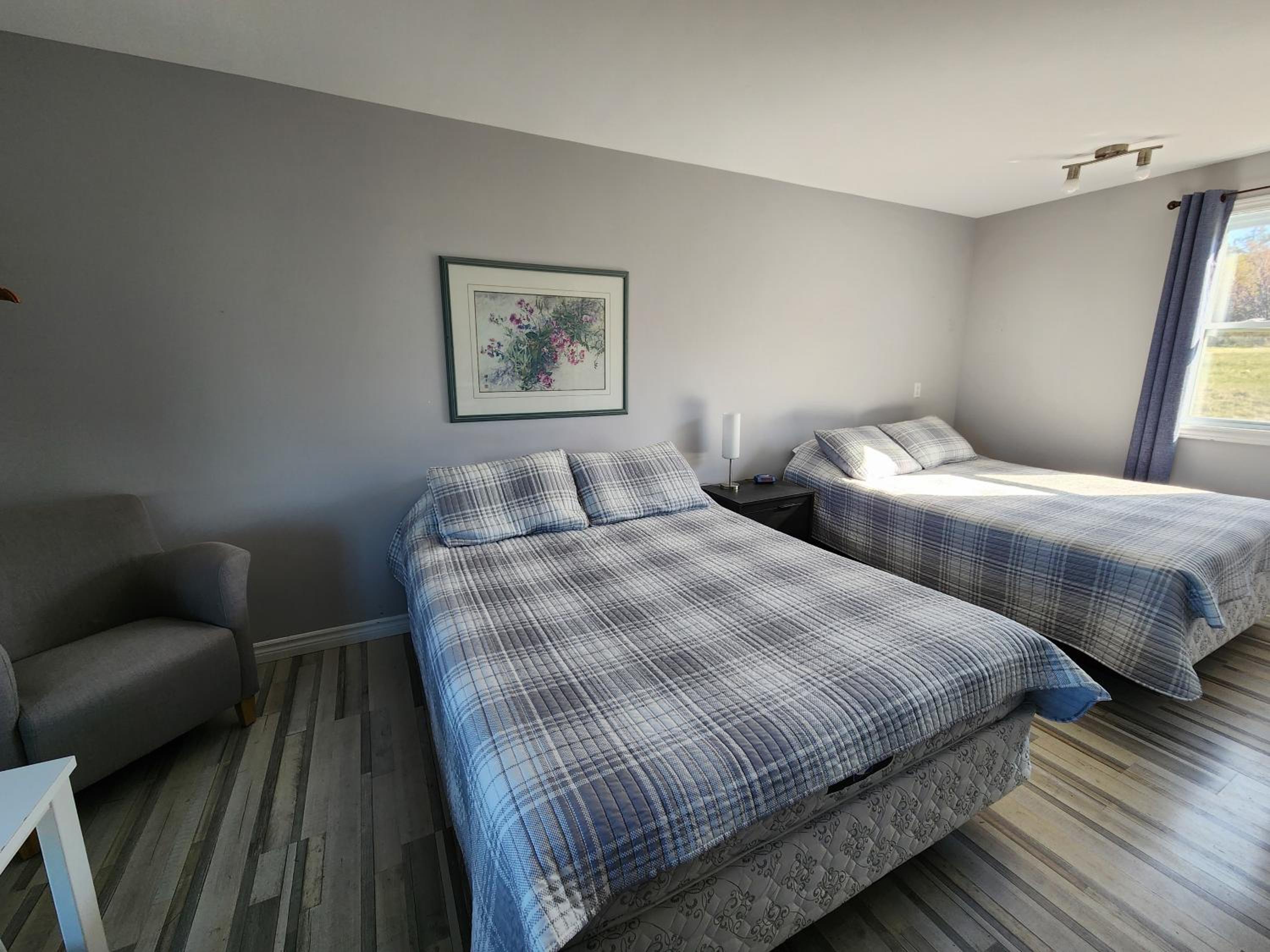 Standard Queen Room with Two Queen Beds - Photo 4