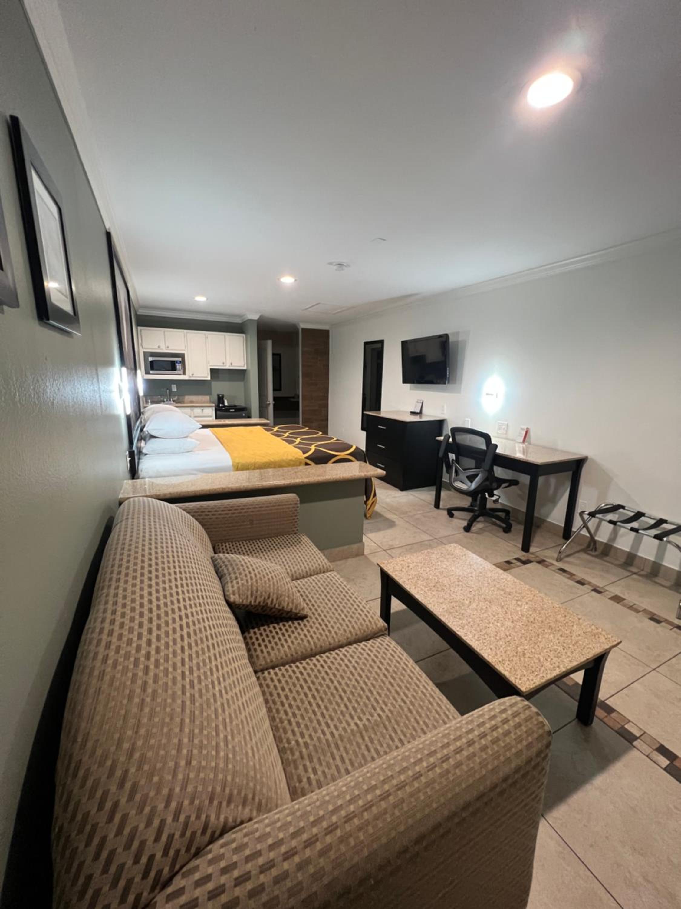 King Suite - Non-Smoking - Photo 3