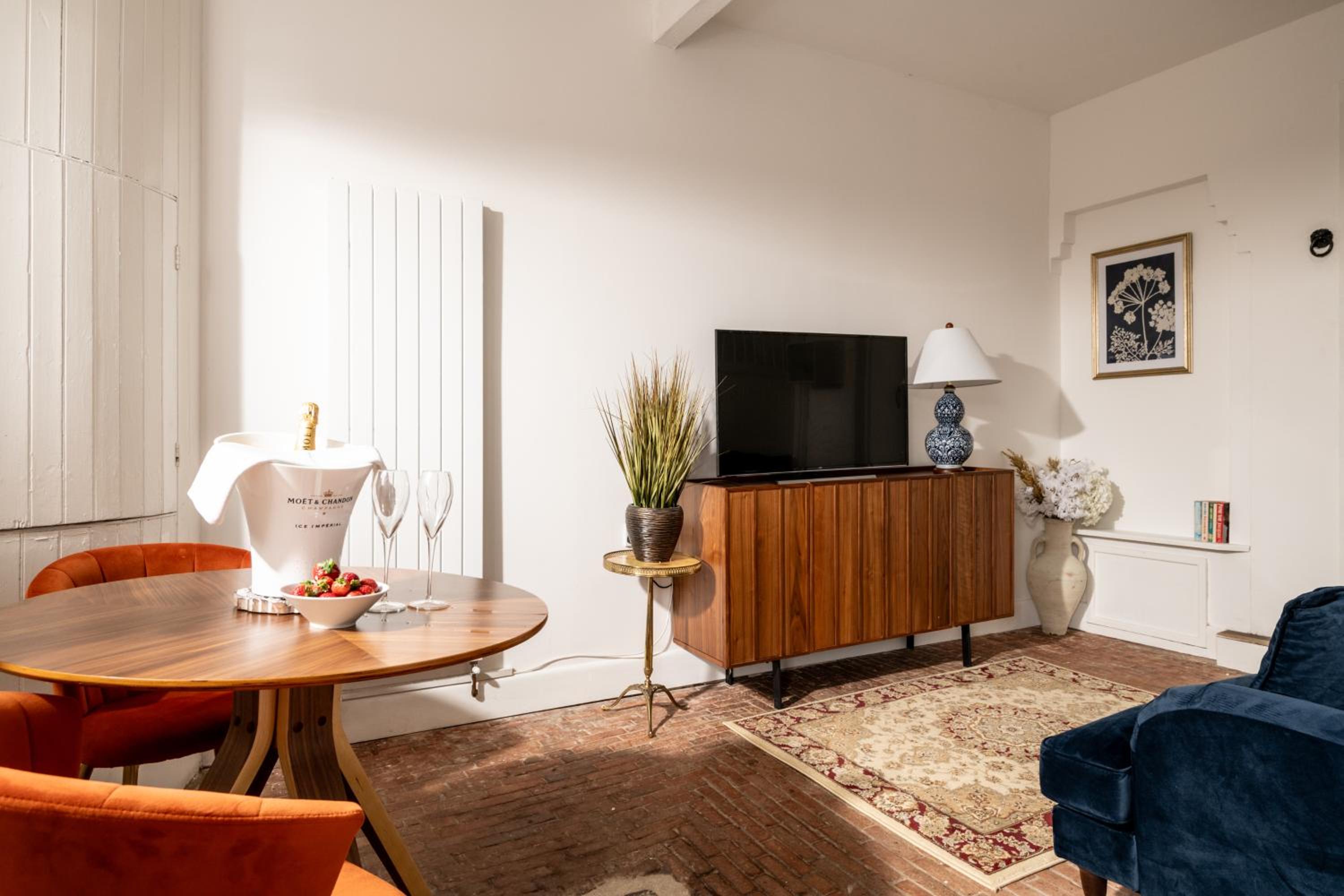 One-Bedroom House - Photo 8