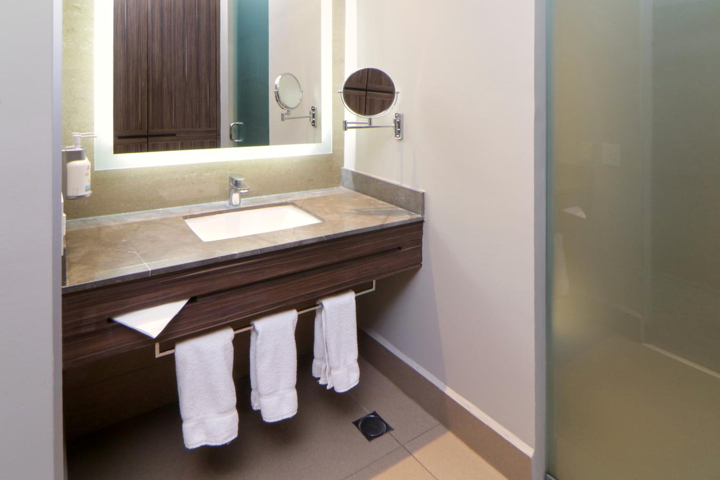 King Suite with Mountain View - High Floor photo 3