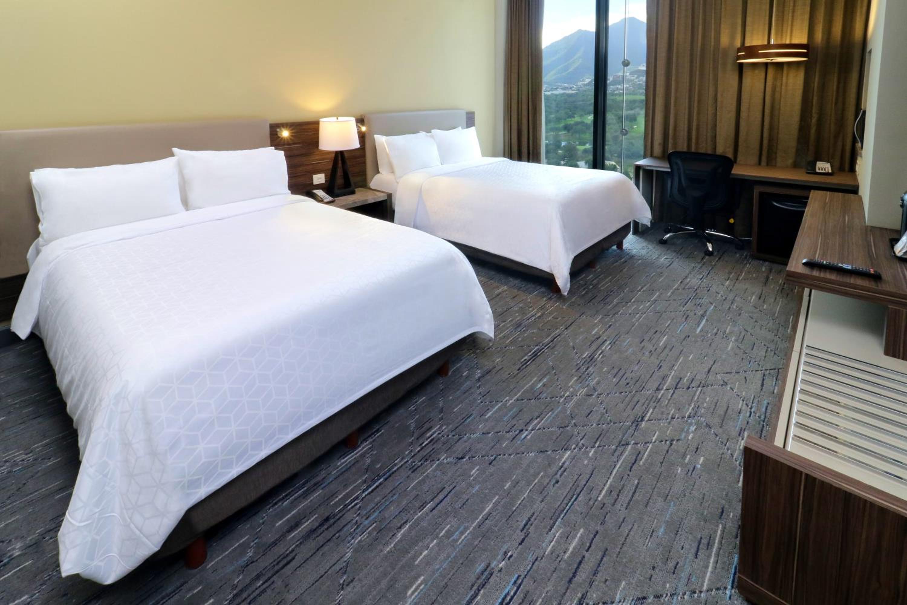Standard King Room with Balcony - Mid Floor