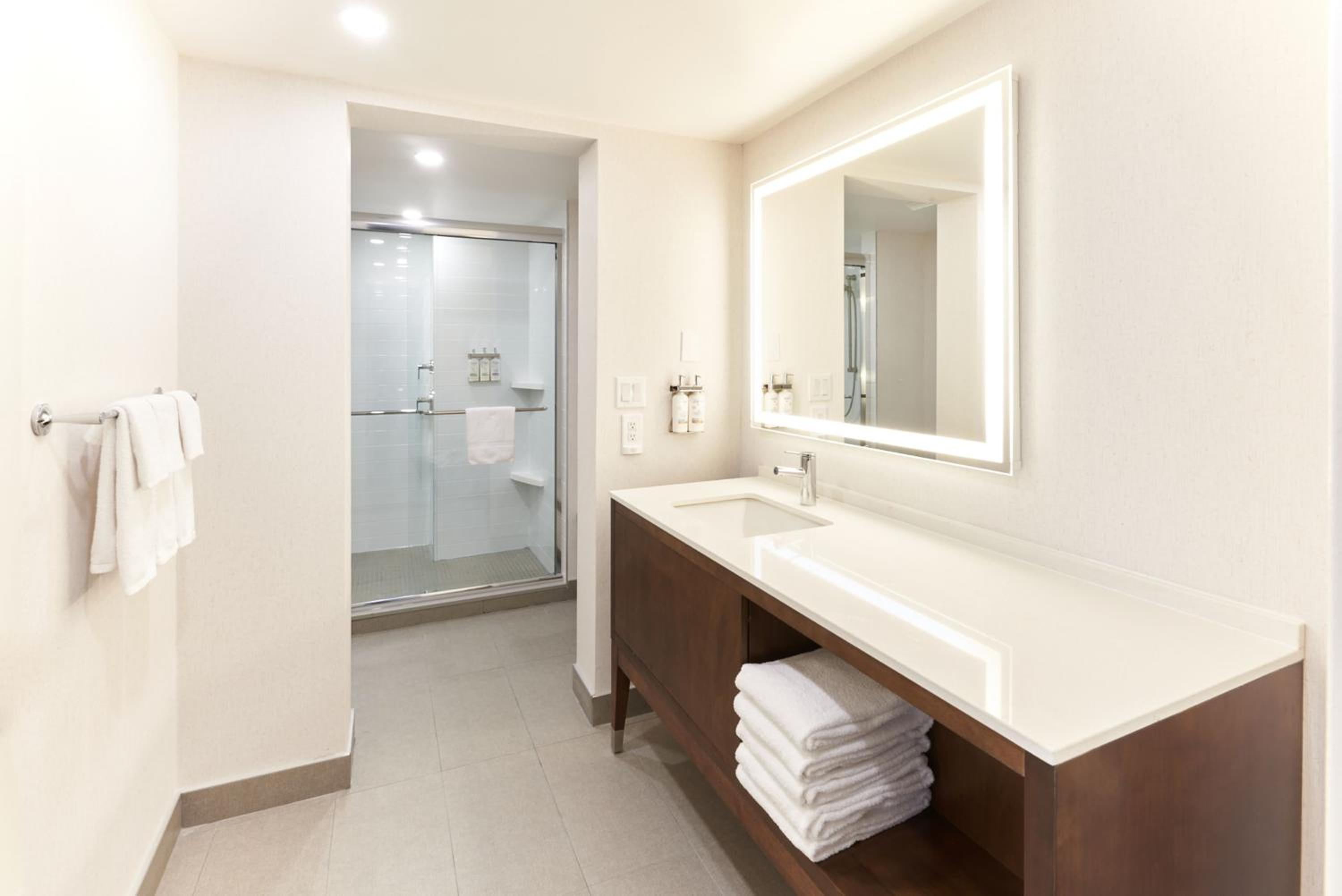 Premium Corner King Room with Shower
