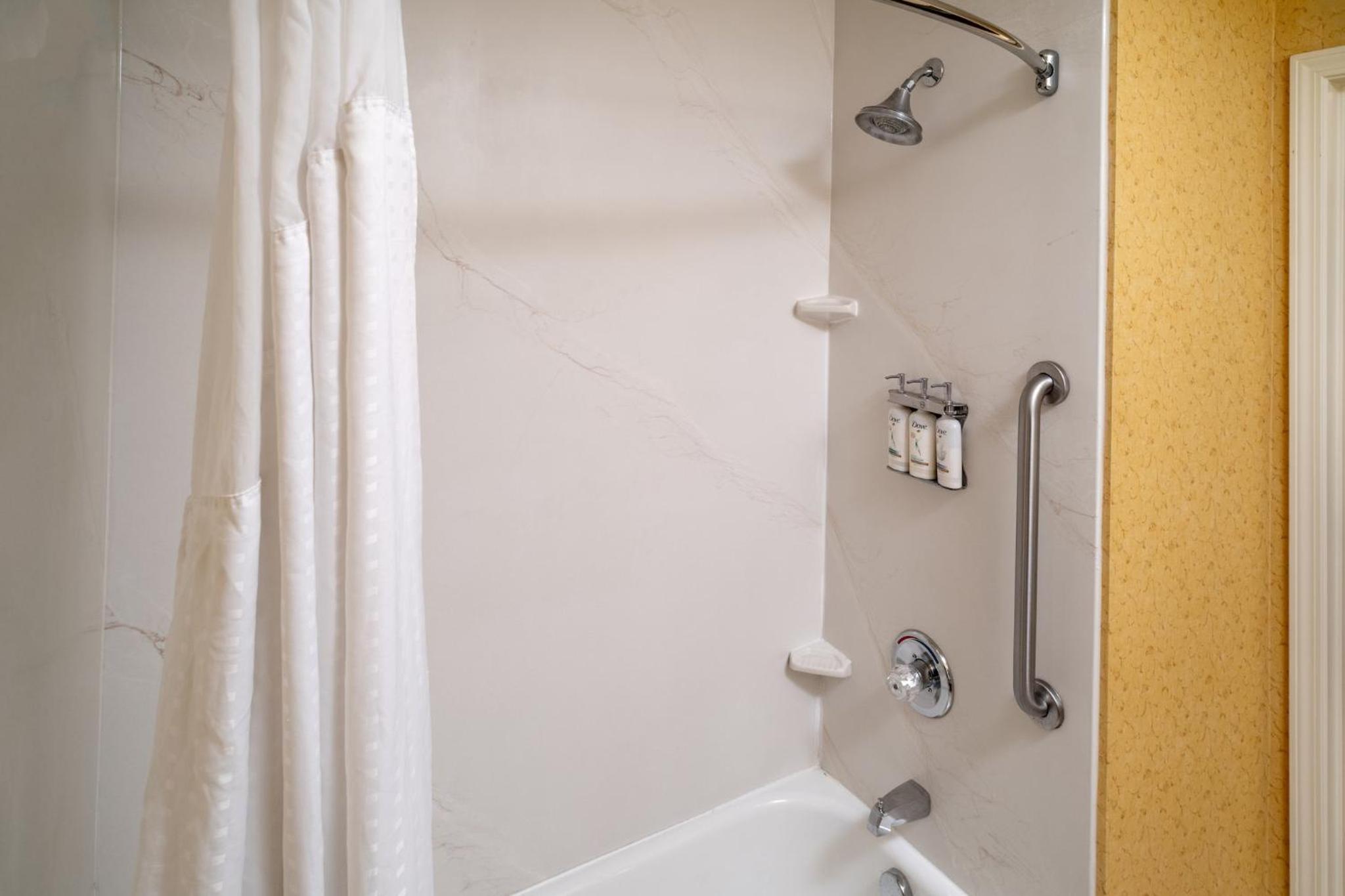 Standard King Room - Photo 5