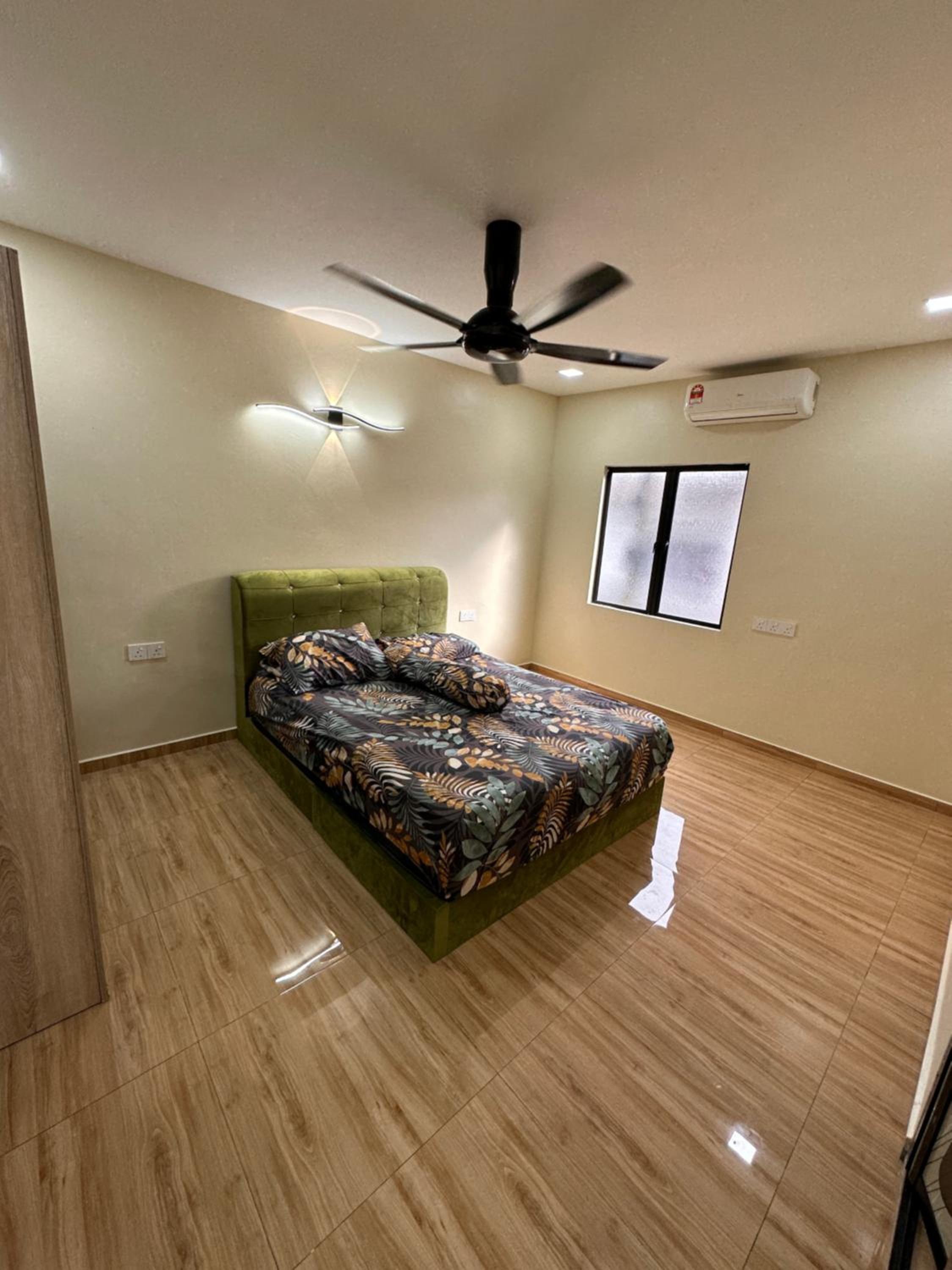 Three-Bedroom House photo 3