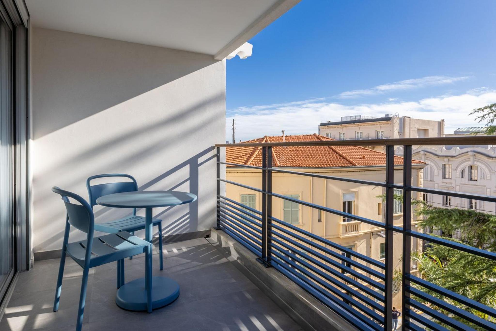 Studio Queen Suite with Balcony - Photo 6