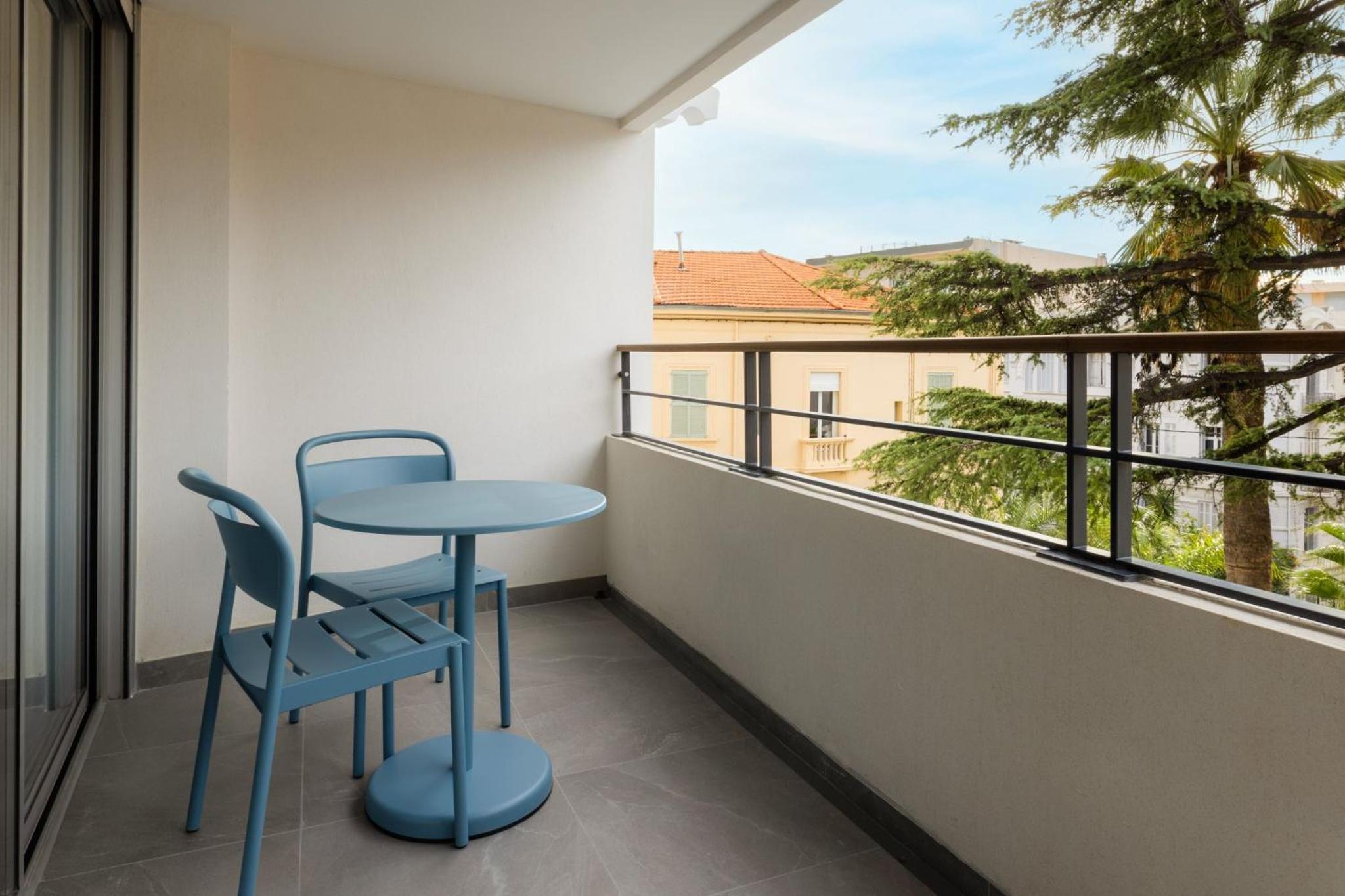 Studio Queen Suite with Balcony - Photo 7