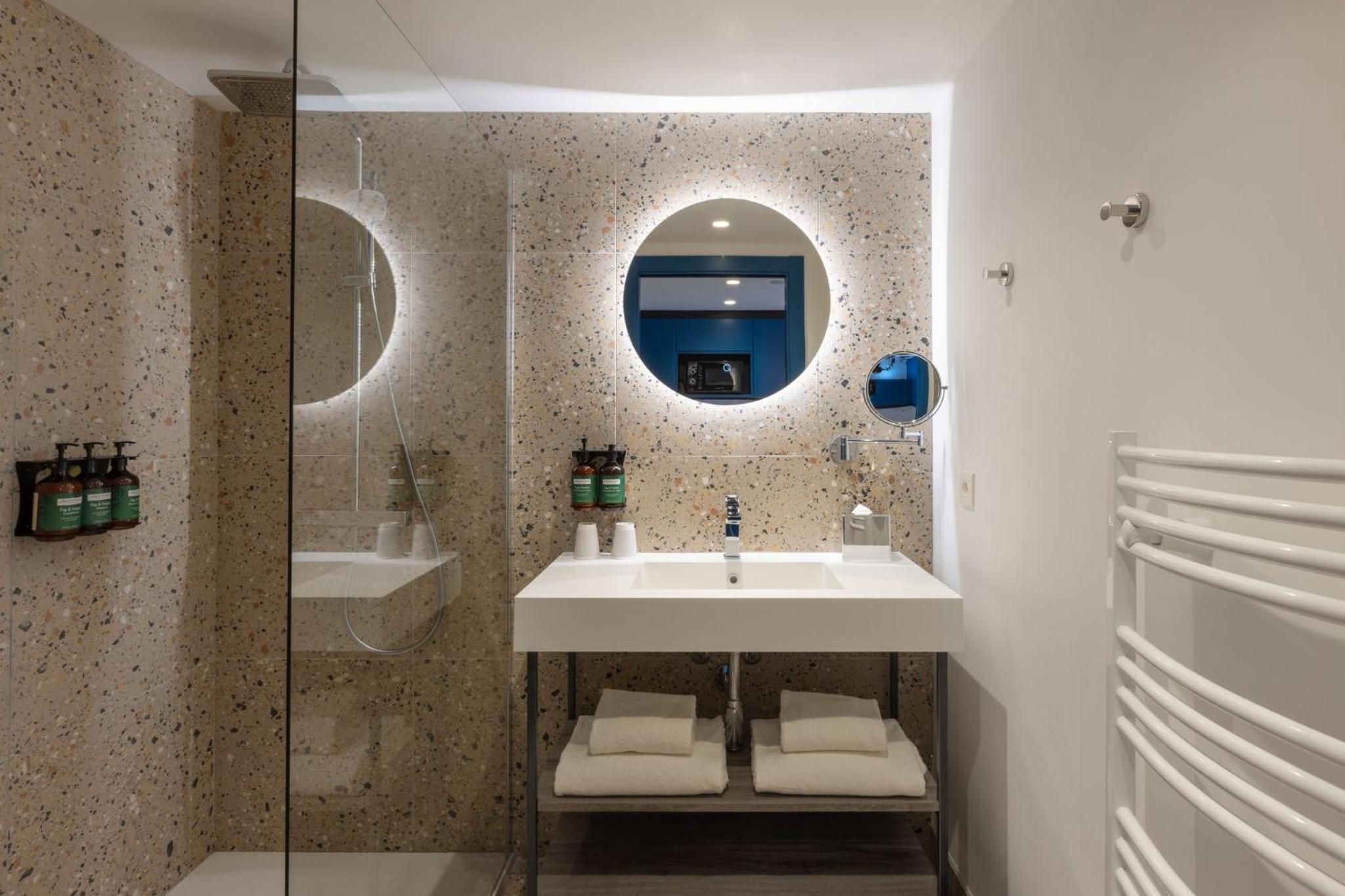 Studio Queen Suite with Balcony - Photo 11