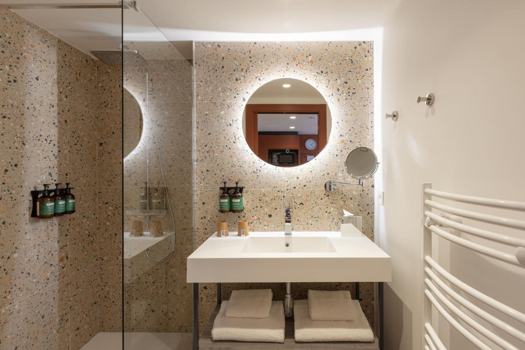 Studio Queen Suite with Balcony - Photo 9