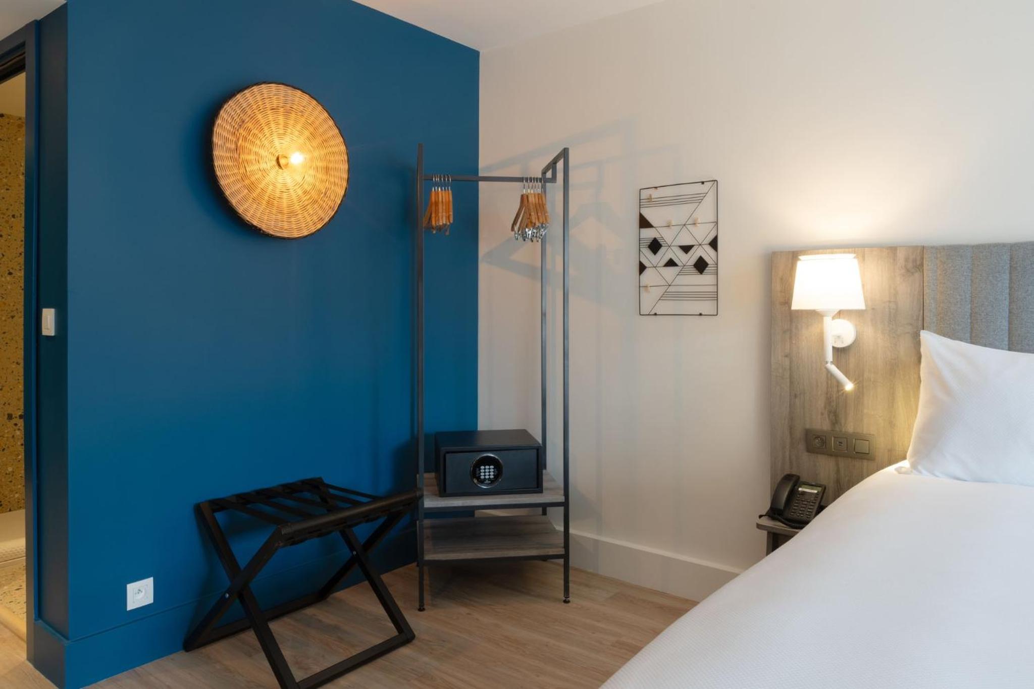 Twin Studio with Balcony - Photo 3