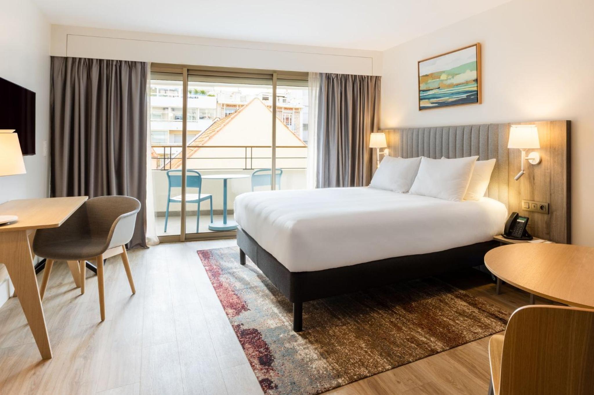 Studio Queen Suite with Balcony - Photo 10