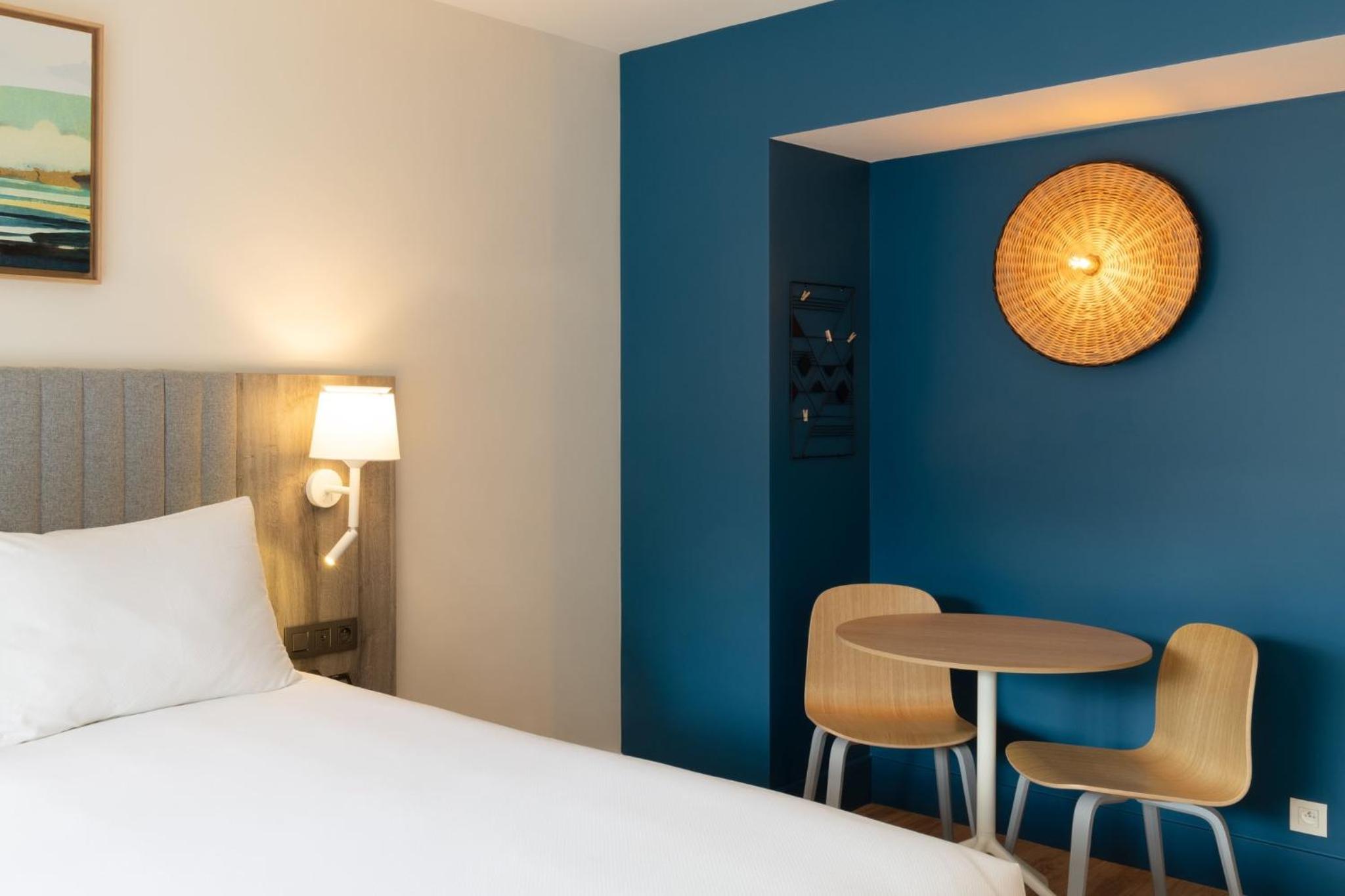 Studio Queen Suite with Balcony - Photo 3