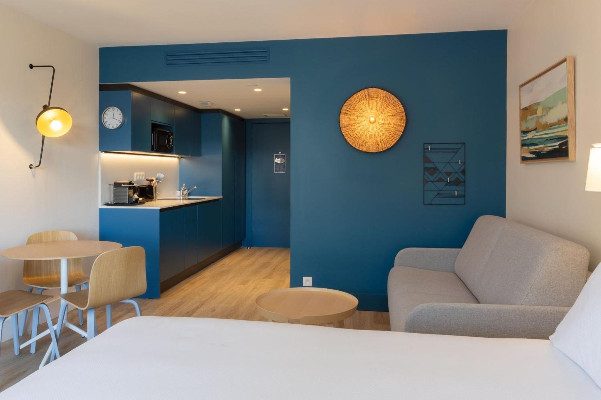 Studio Queen Suite with Balcony and Sofa Bed - Photo 22