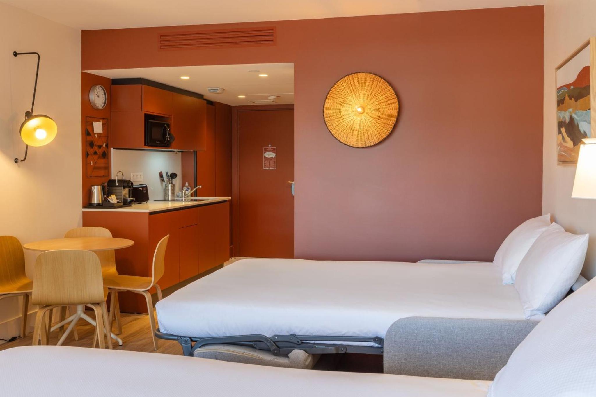 Studio Queen Suite with Balcony and Sofa Bed - Photo 24