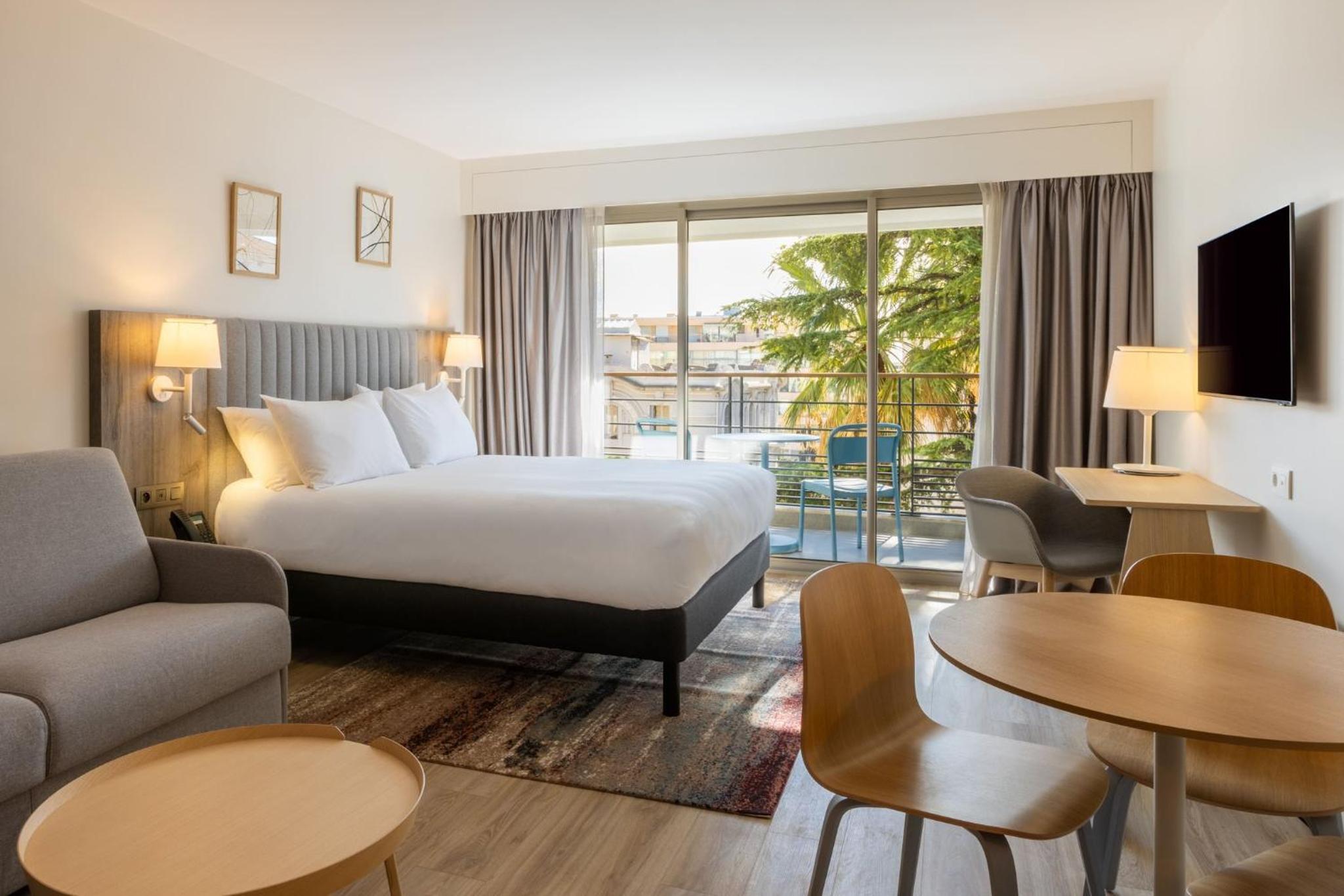Studio Queen Suite with Balcony and Sofa Bed - Photo 2