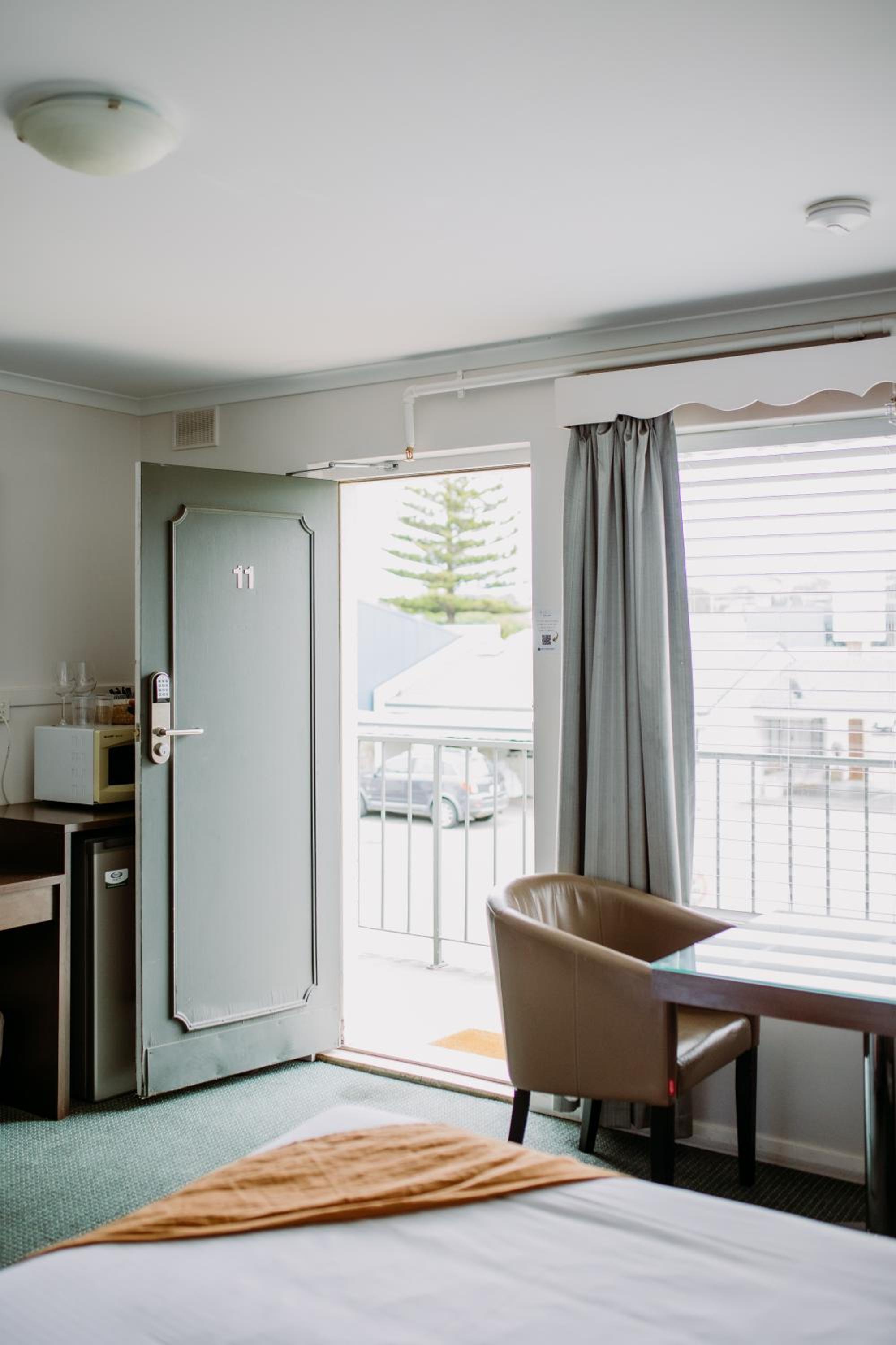 Deluxe Double Room (2 Adults + 1 Child) photo 3