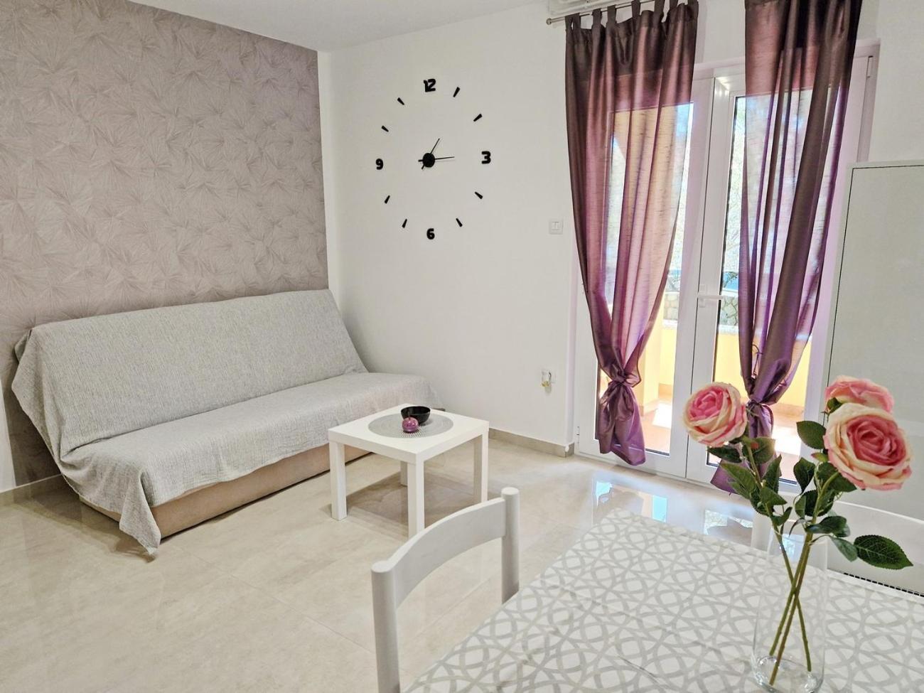 One-Bedroom Apartment with Balcony