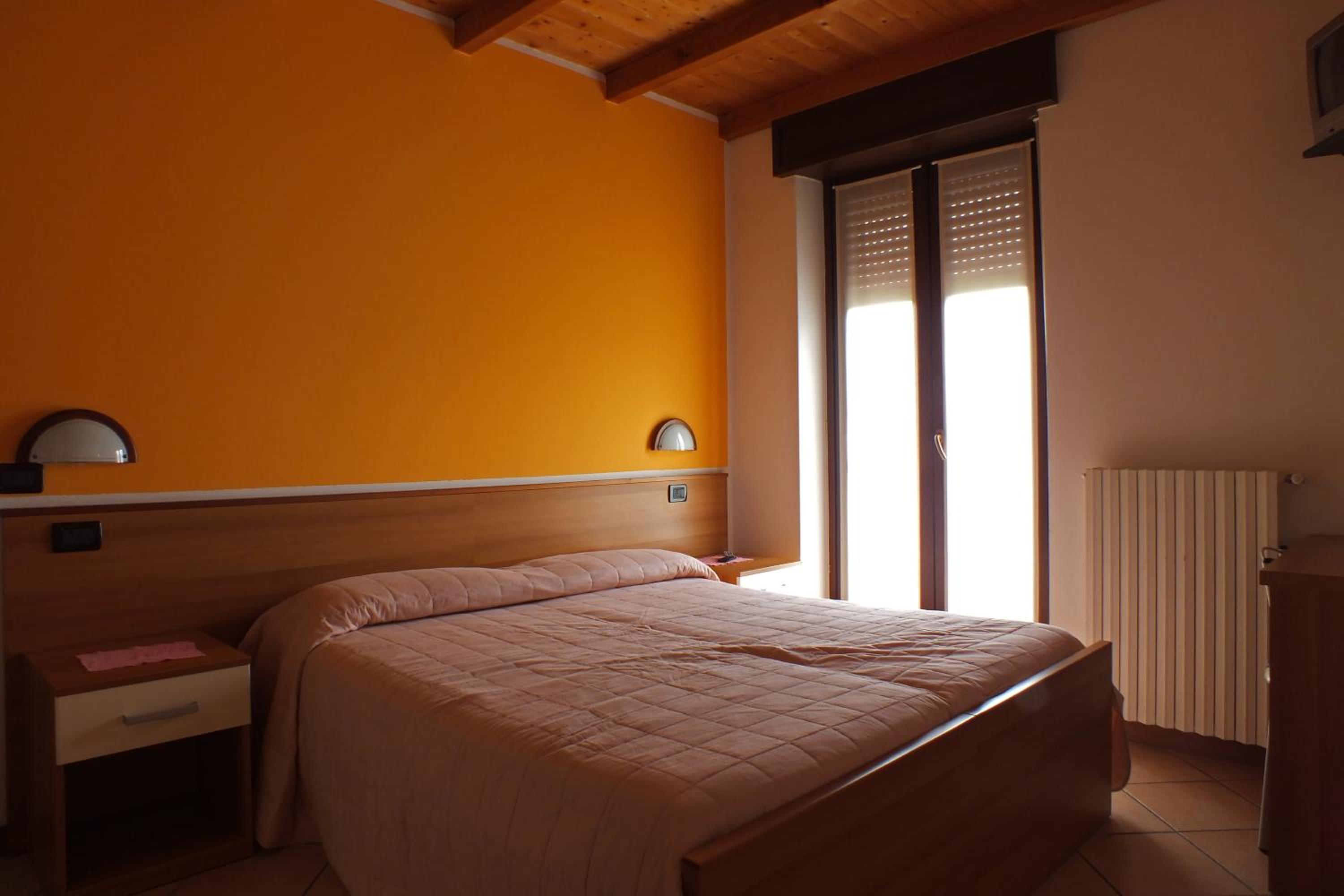 Double Room with Private Bathroom - Photo 4