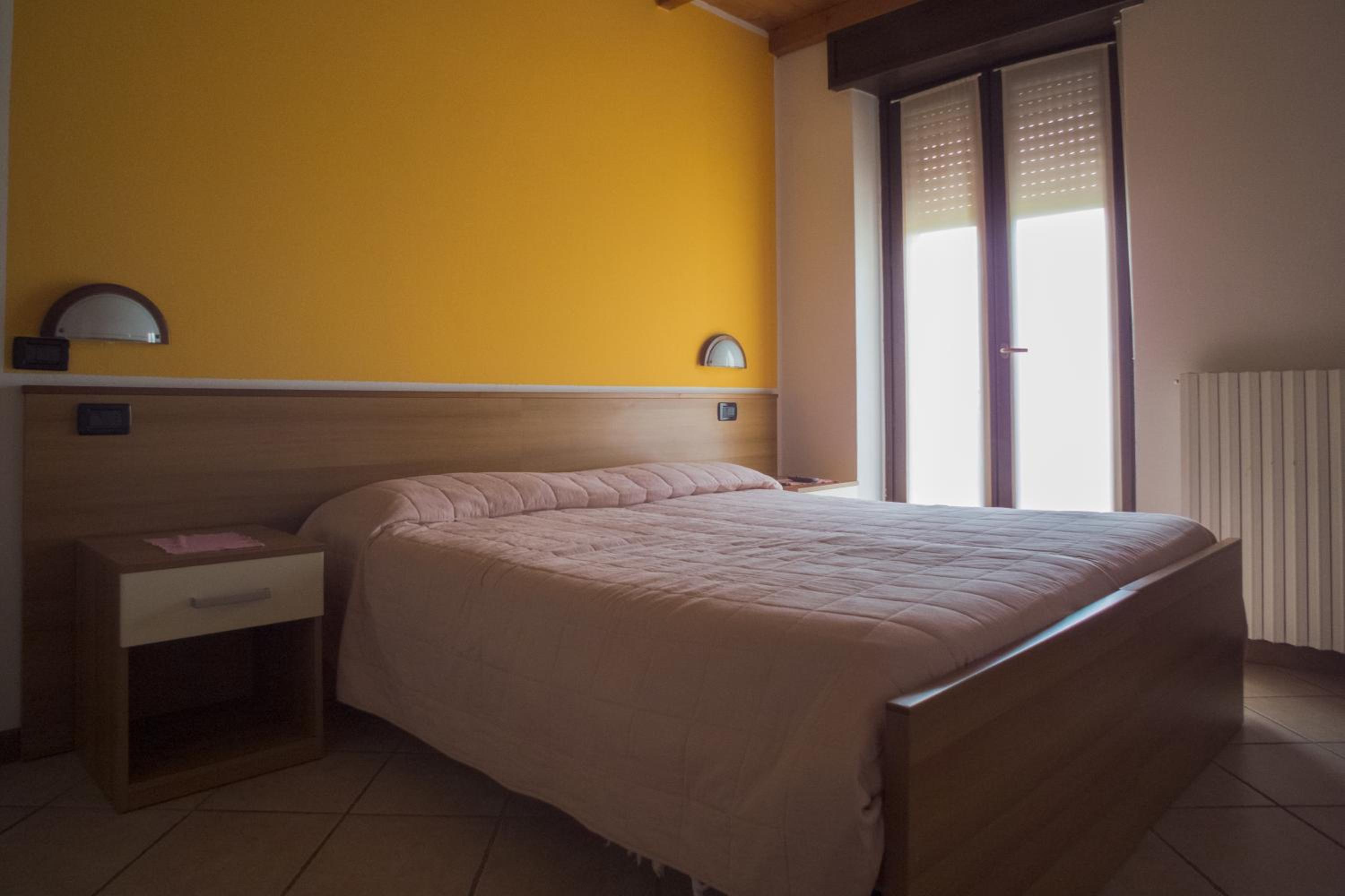 Double Room with Private Bathroom - Photo 3