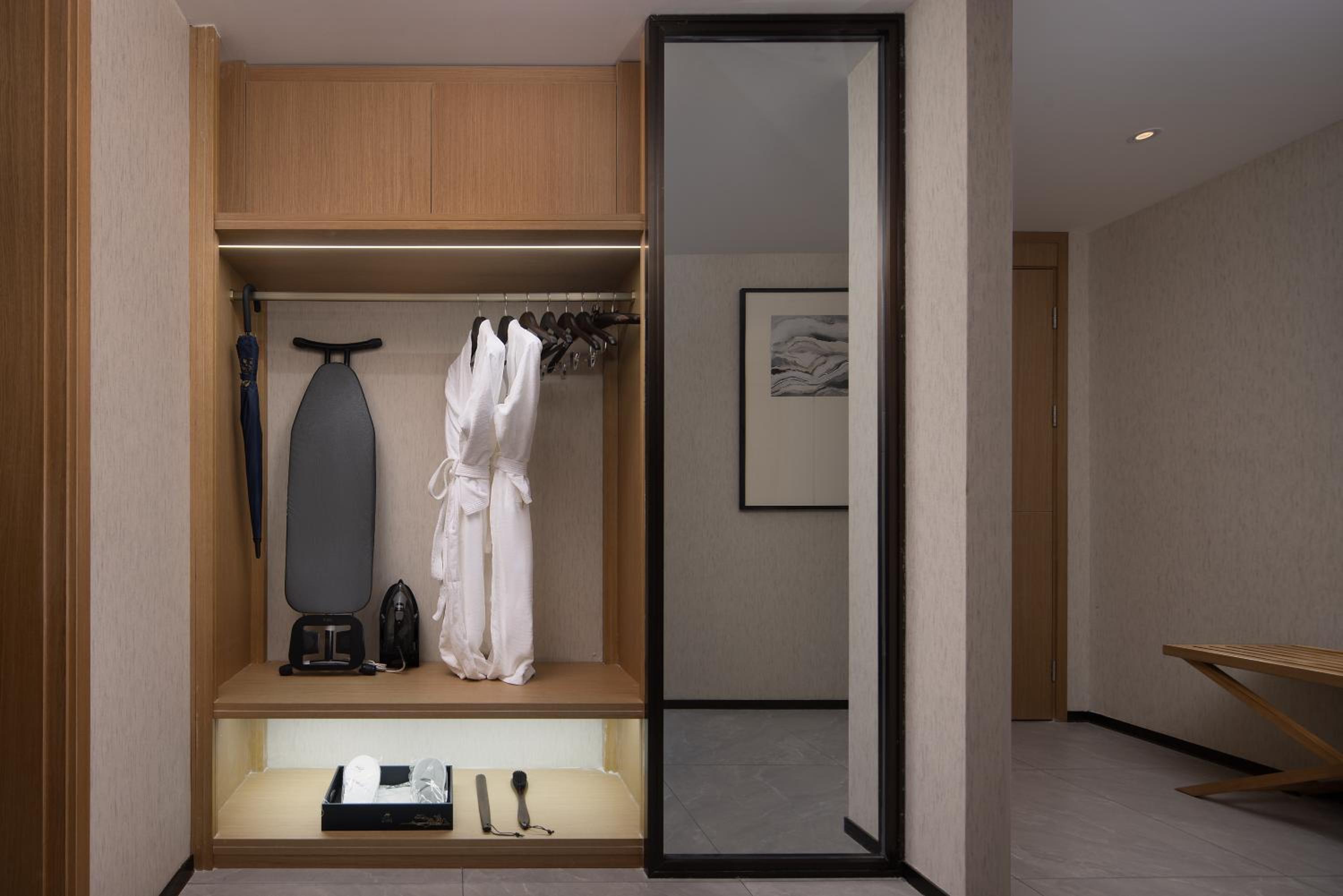 Deluxe King Room photo 1