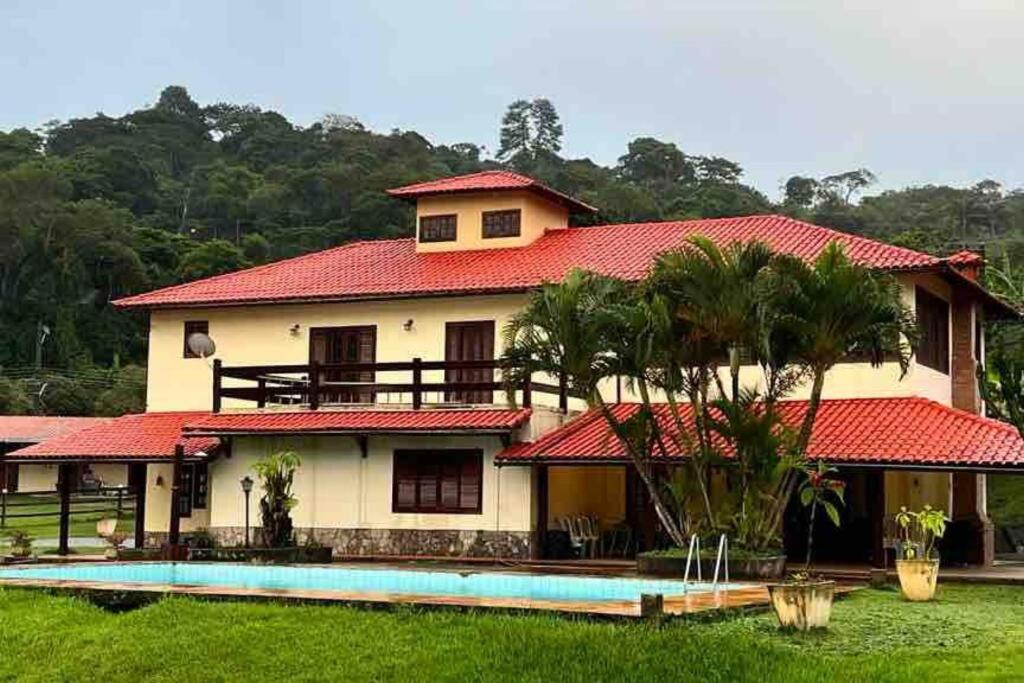 Six-Bedroom House photo 2