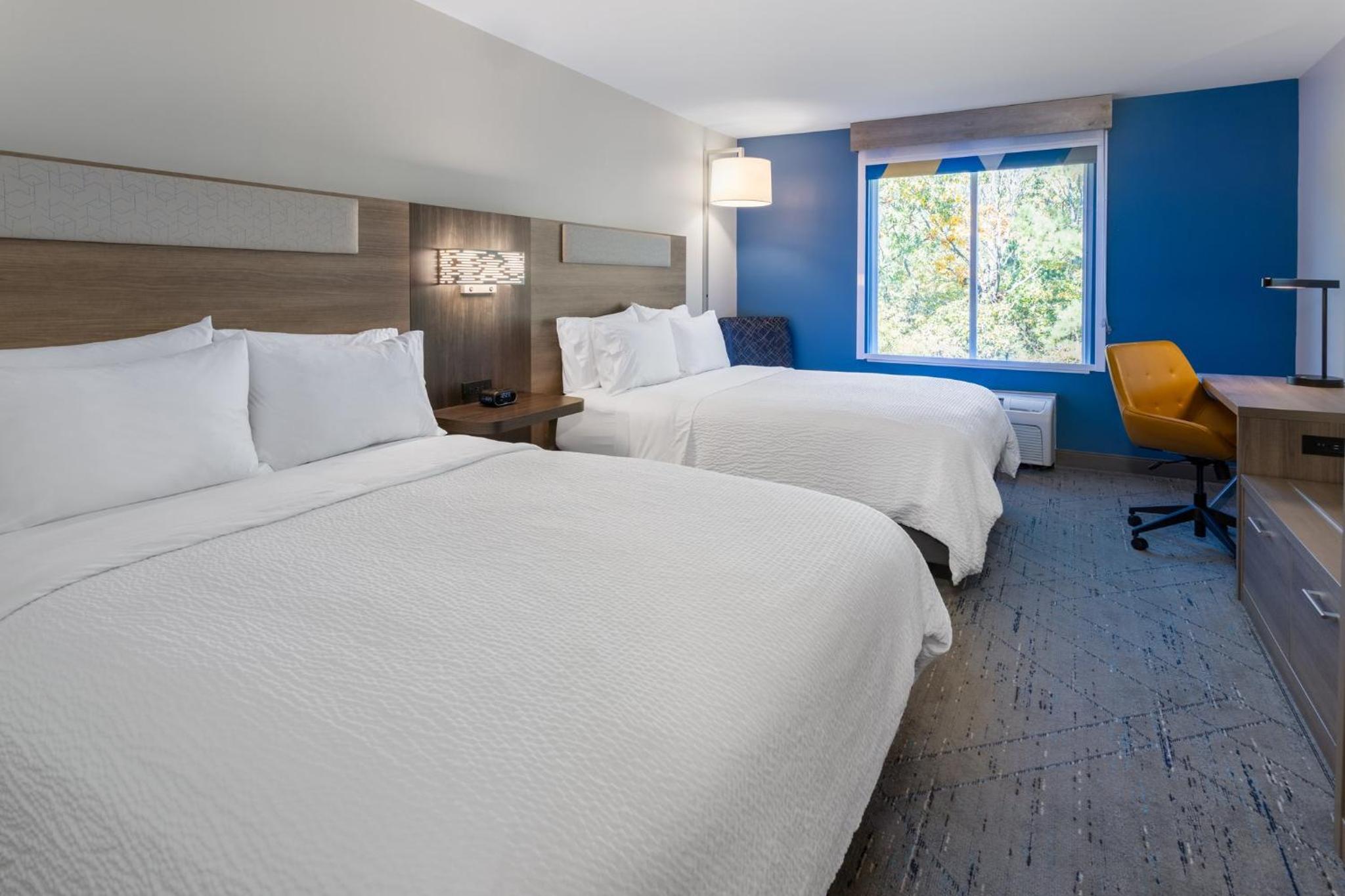 Standard Room with Two Queen Beds - Photo 1