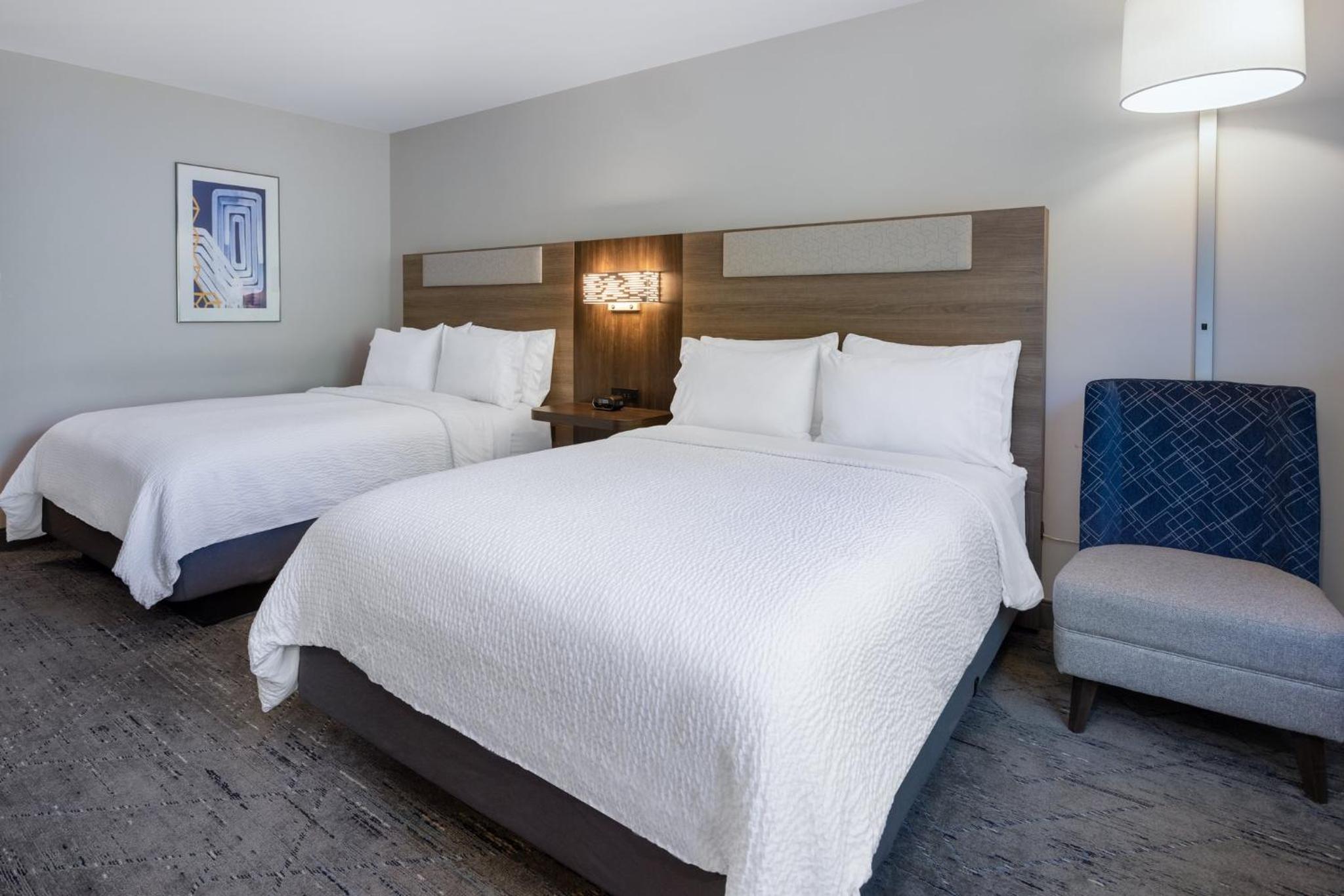 Standard Room with Two Queen Beds - Photo 2