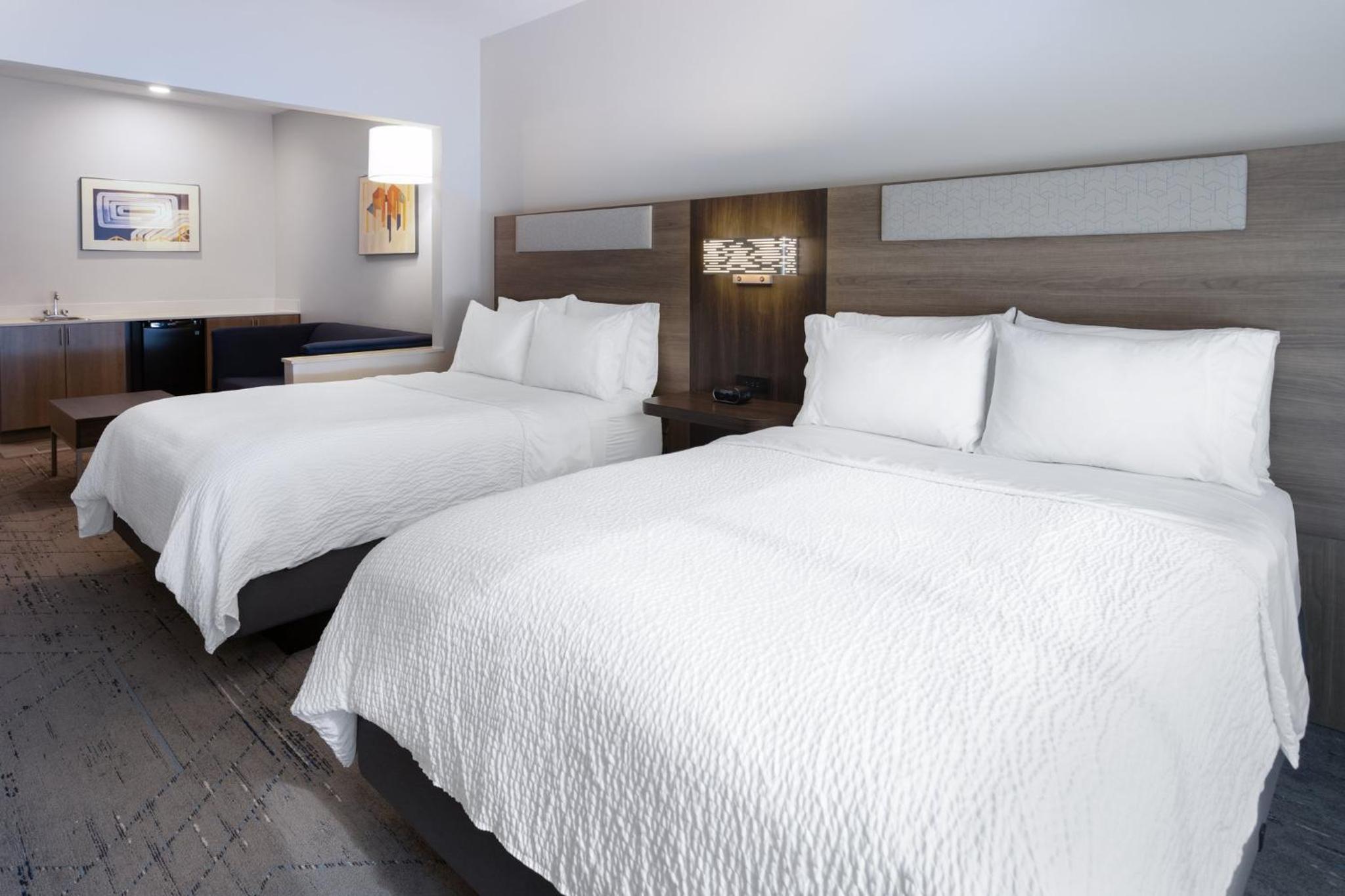 Queen Suite with Two Queen Beds and Sofa Bed - Photo 4