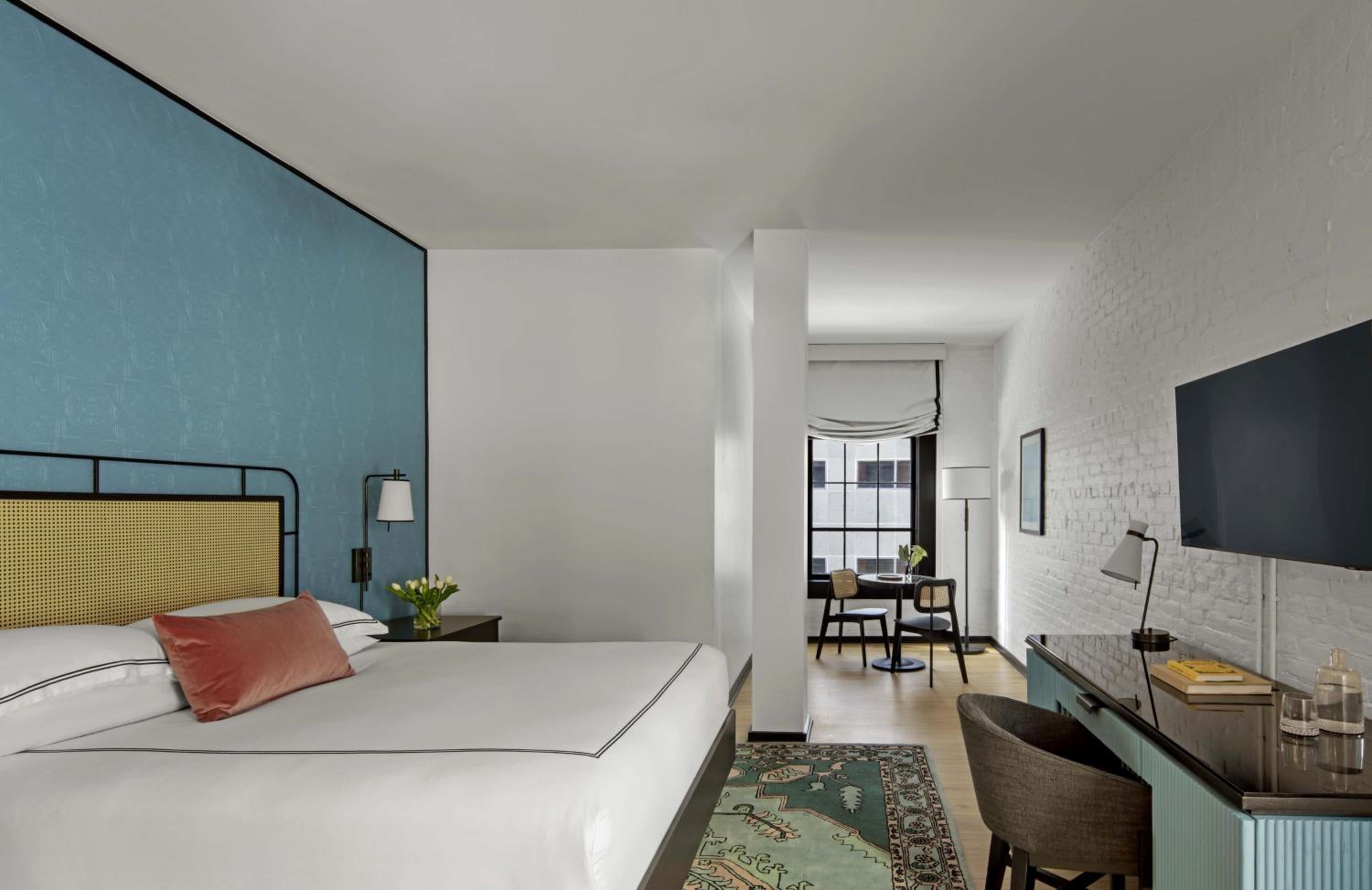 Premium King Room - Photo 7