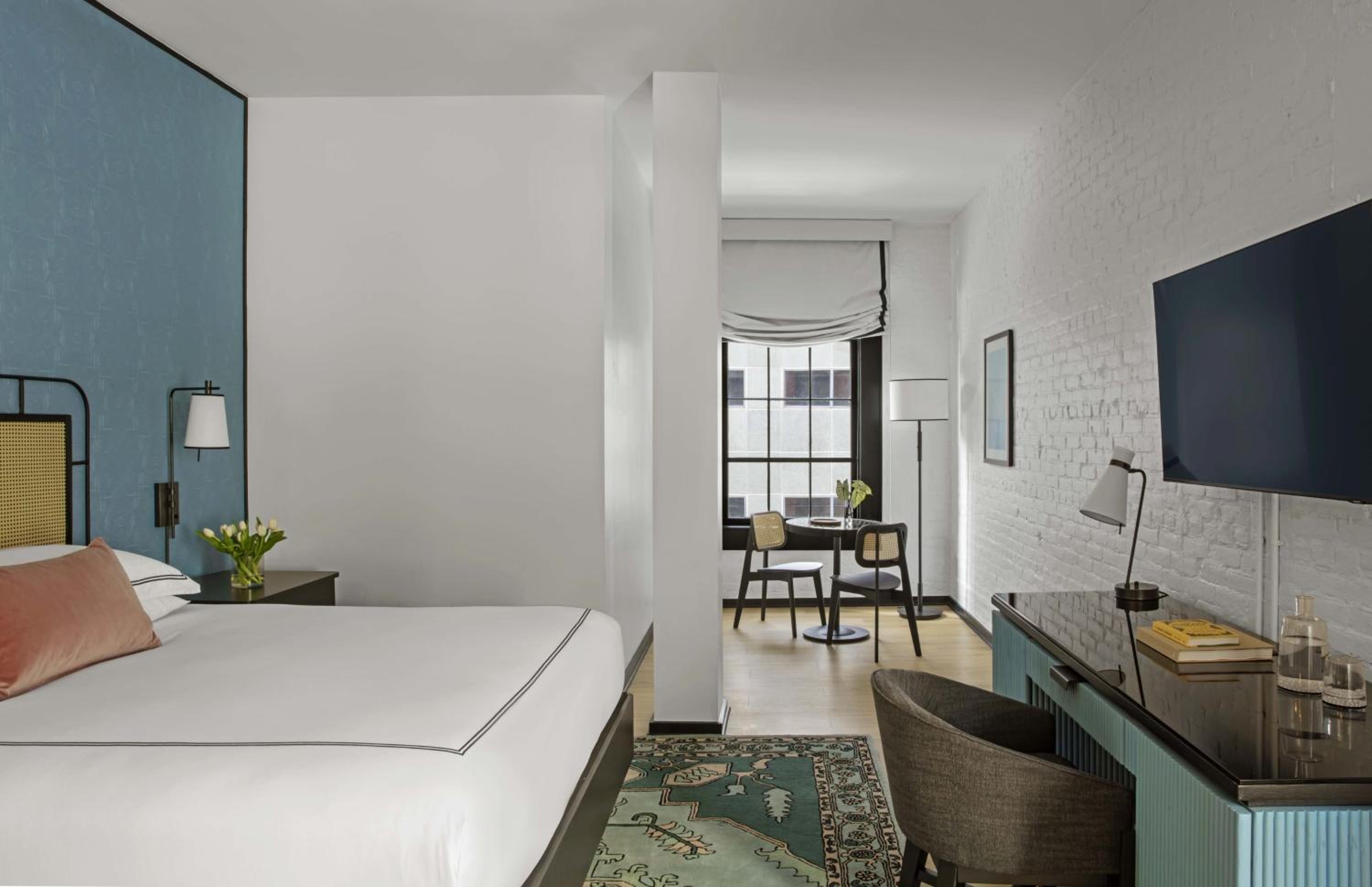 Premium King Room - Photo 11