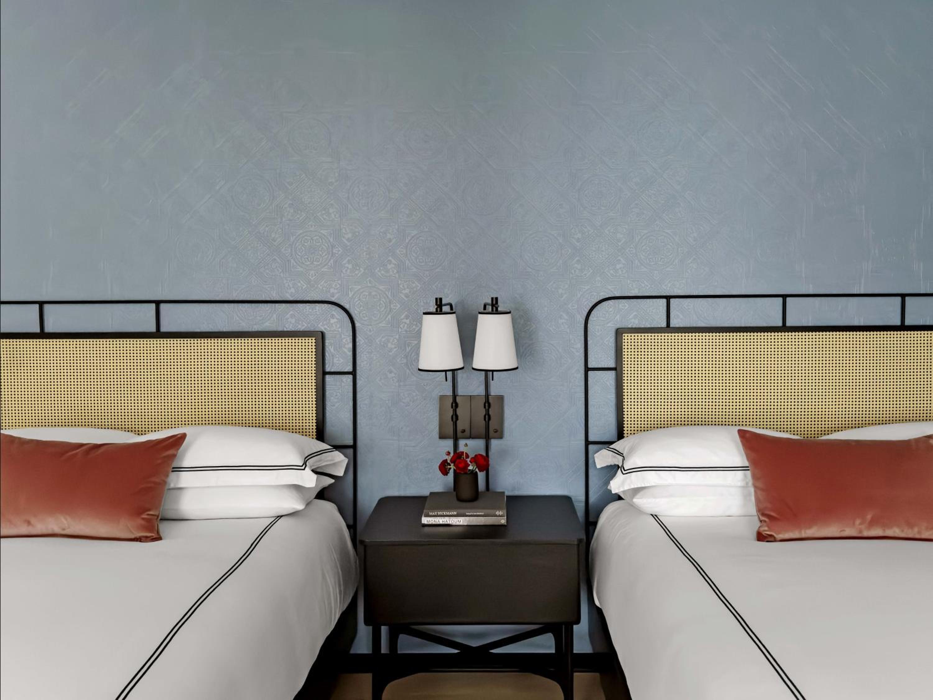 Premium Queen Room with Two Queen Beds - Photo 9